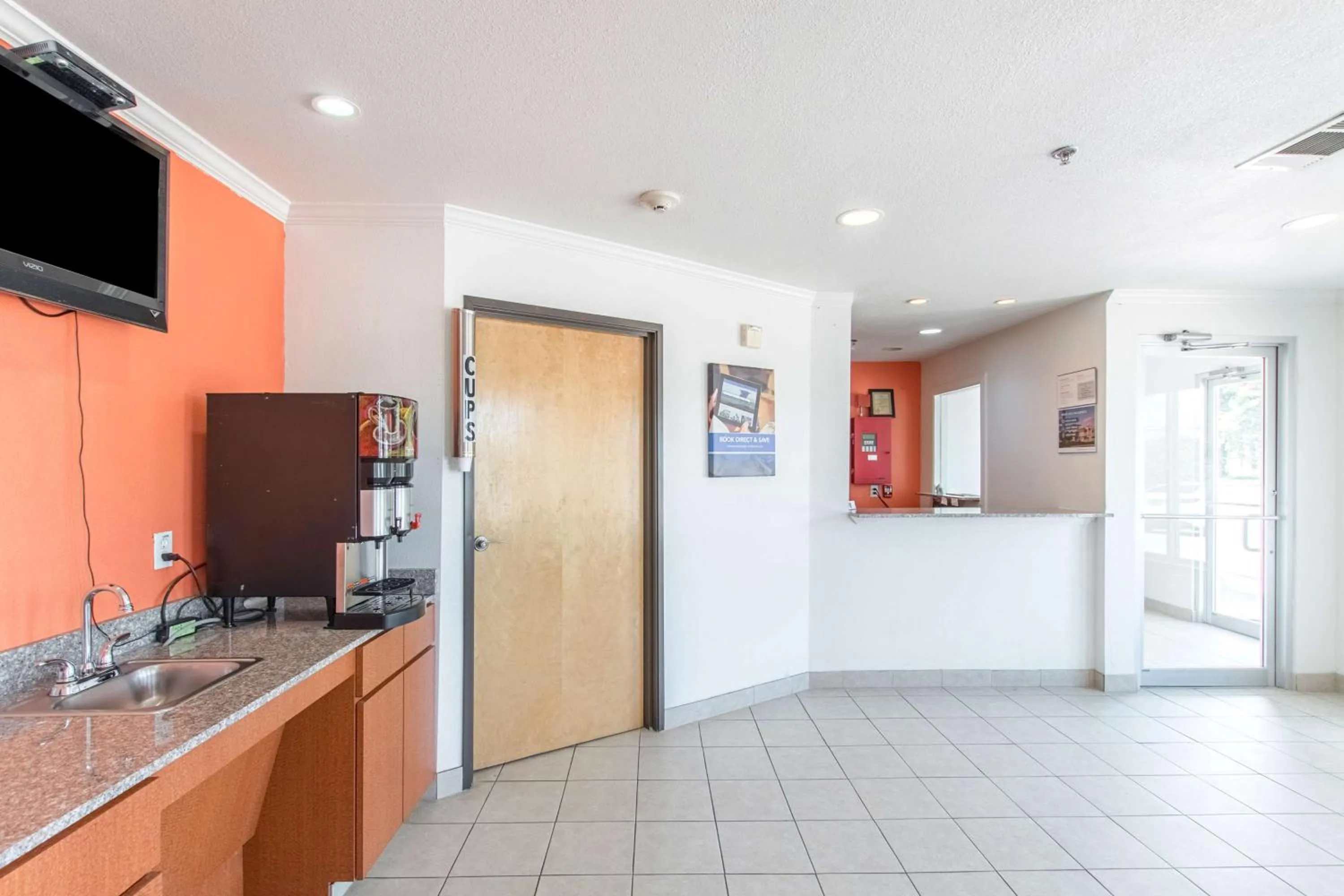 Communal lounge/ TV room in Motel 6-Hutchins, TX