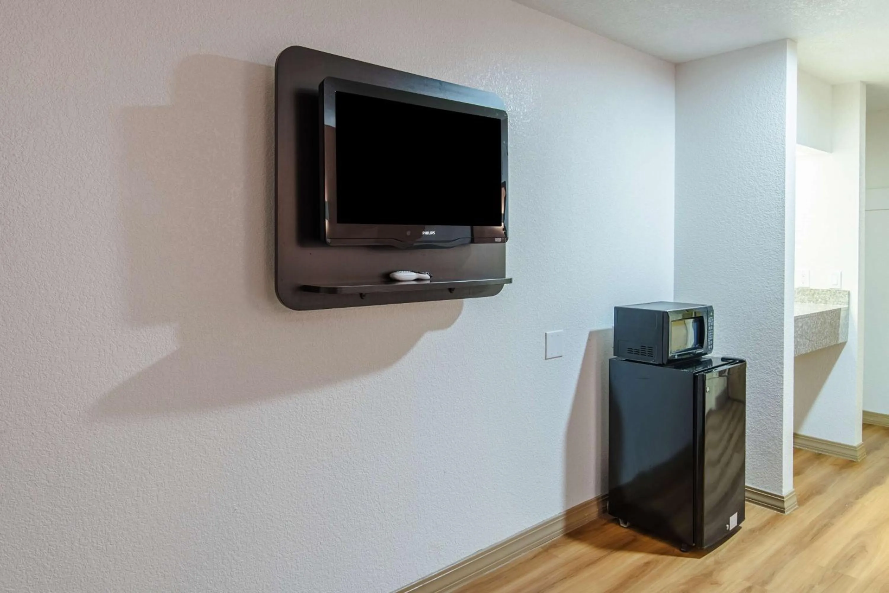 TV and multimedia in Motel 6-Hutchins, TX