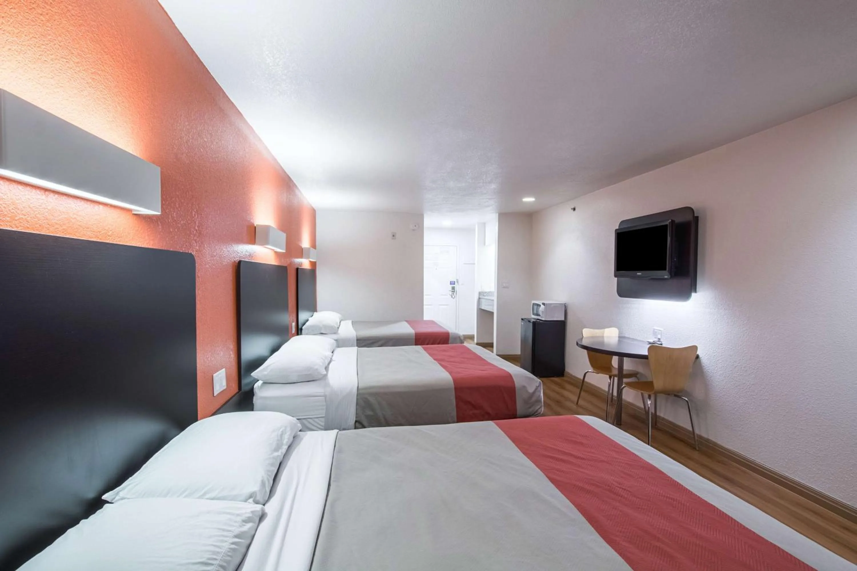 TV and multimedia, Bed in Motel 6-Hutchins, TX