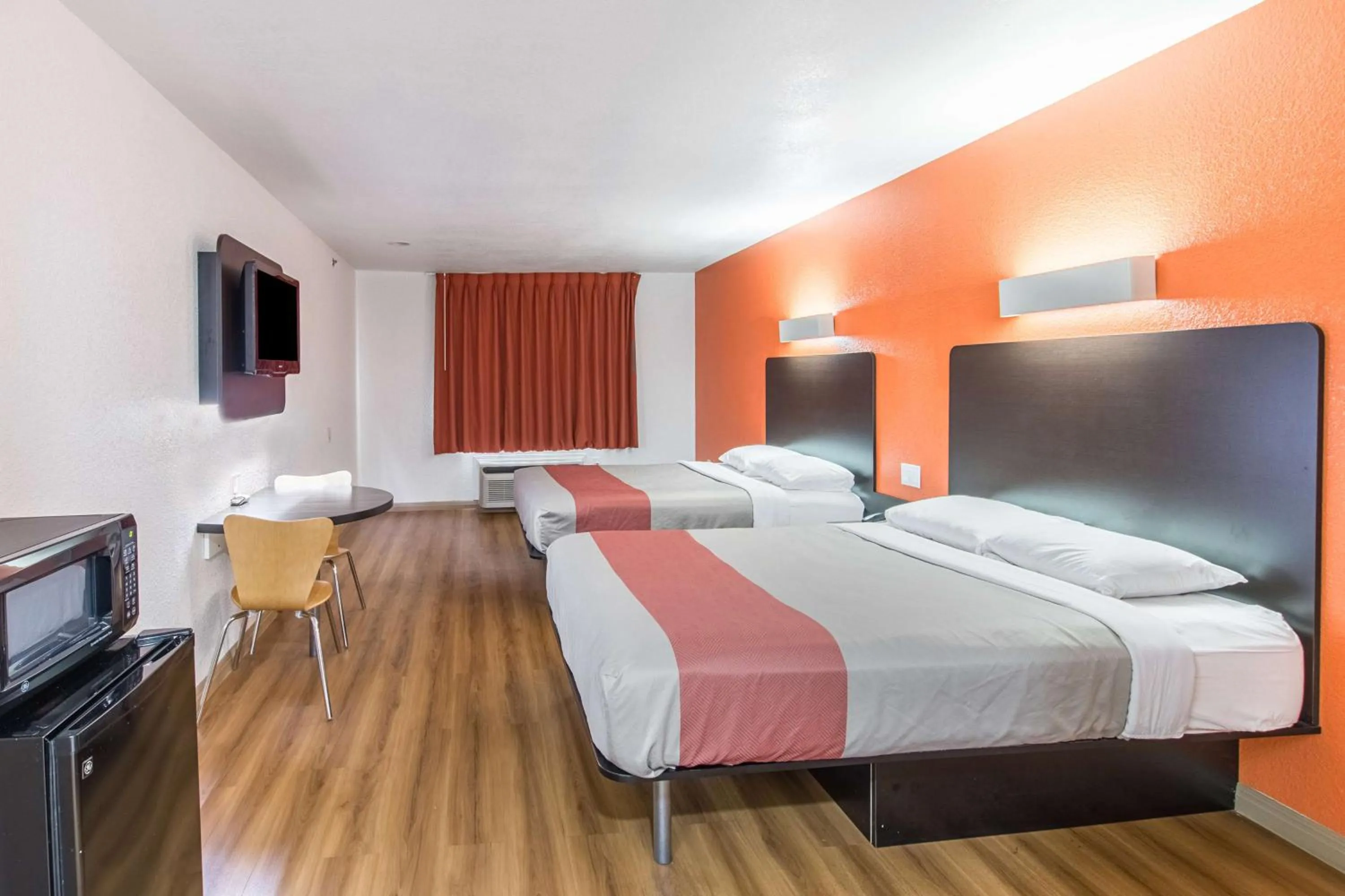 TV and multimedia, Bed in Motel 6-Hutchins, TX