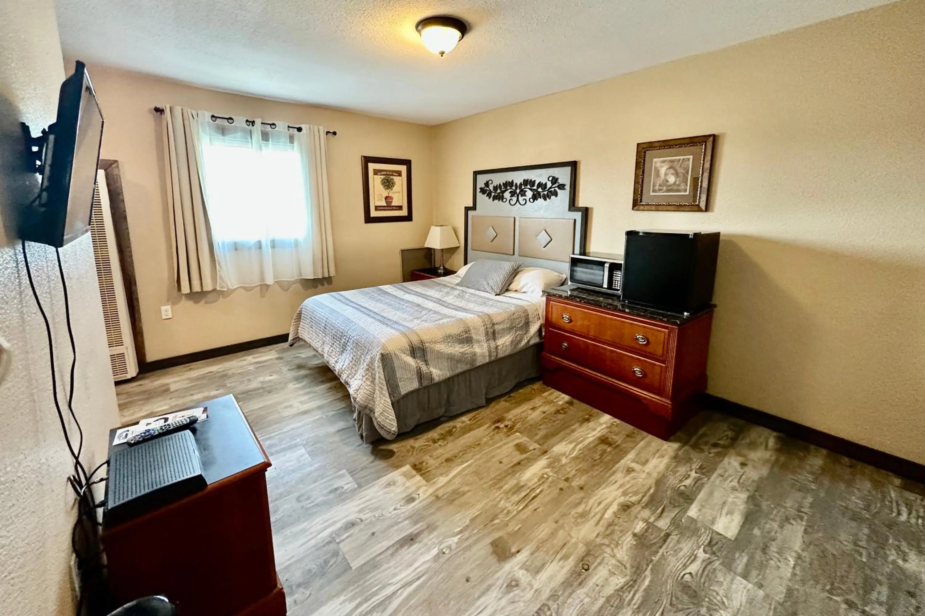 Bed in Alaska Angler's Inn