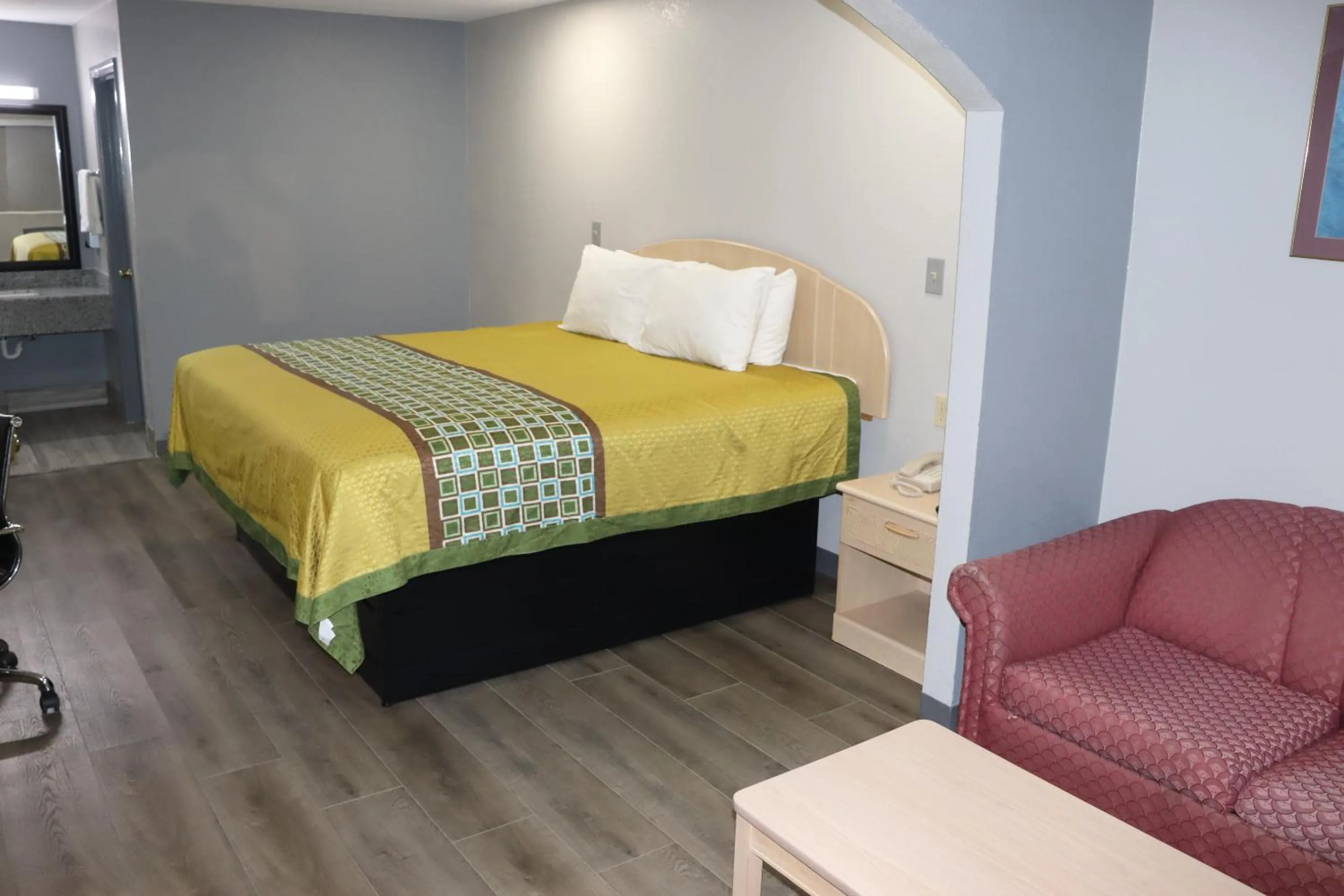 Living room, Bed in Americas Best Value Inn Cabot