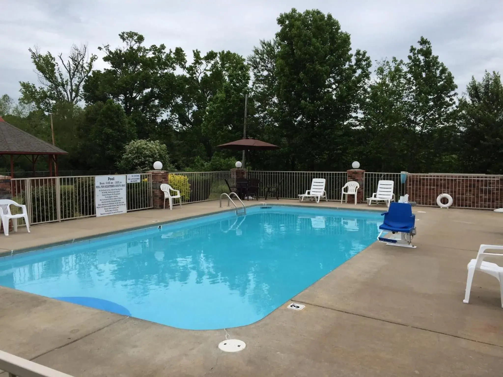 Swimming pool in Americas Best Value Inn Cabot Swimming pool in Americas Best Value Inn Cabot