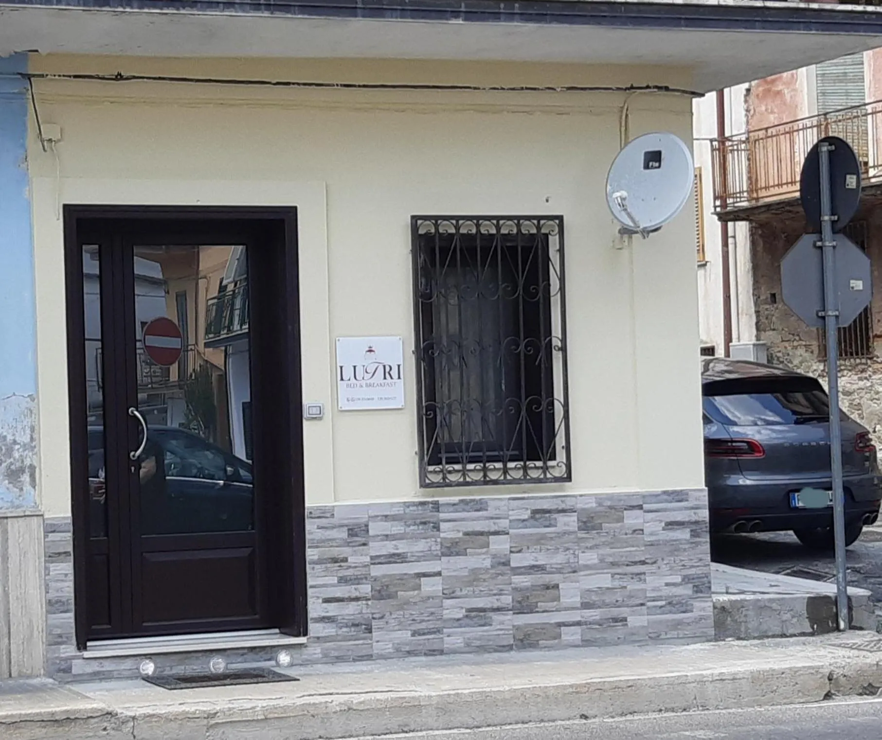 Facade/entrance in LUTRI Home