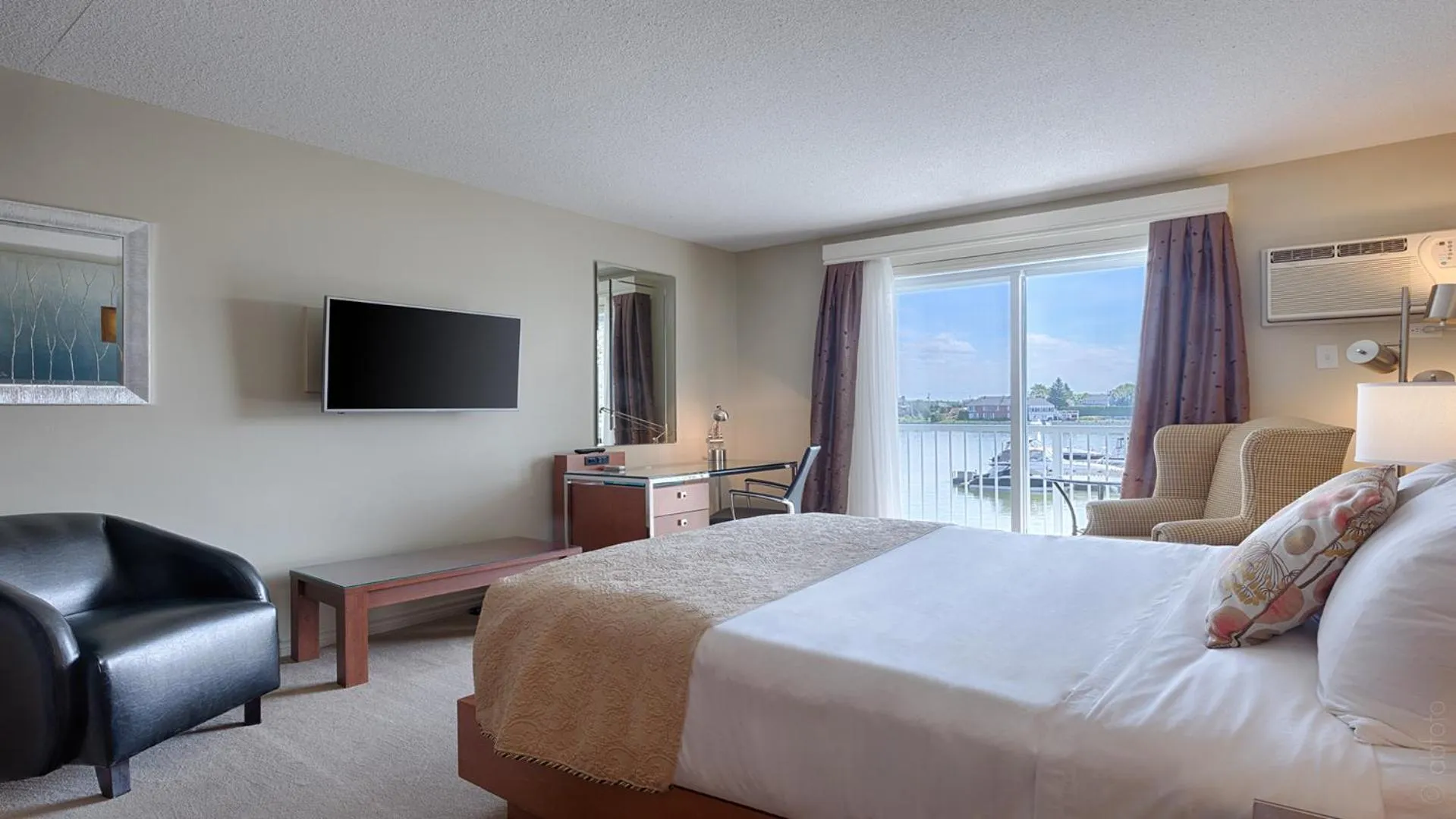 Photo of the whole room, Bed in Auberge Handfield et Spa