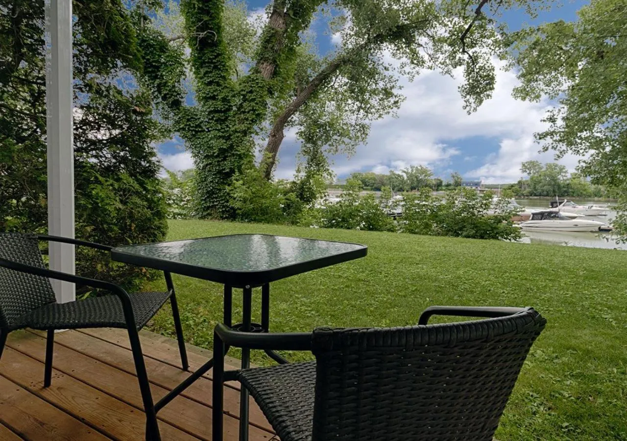 Patio in Auberge Handfield et Spa