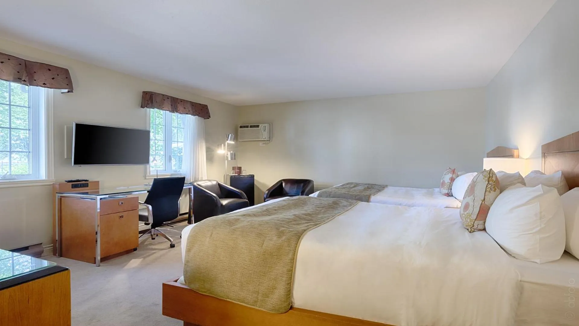 Photo of the whole room, Bed in Auberge Handfield et Spa