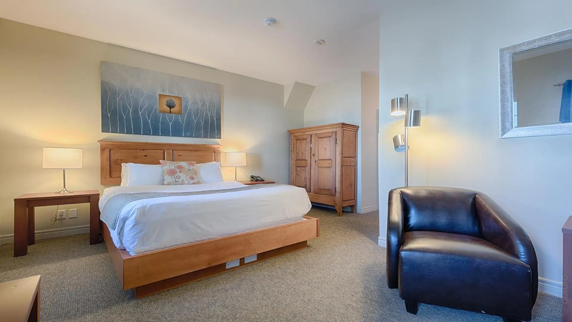 Photo of the whole room, Bed in Auberge Handfield et Spa