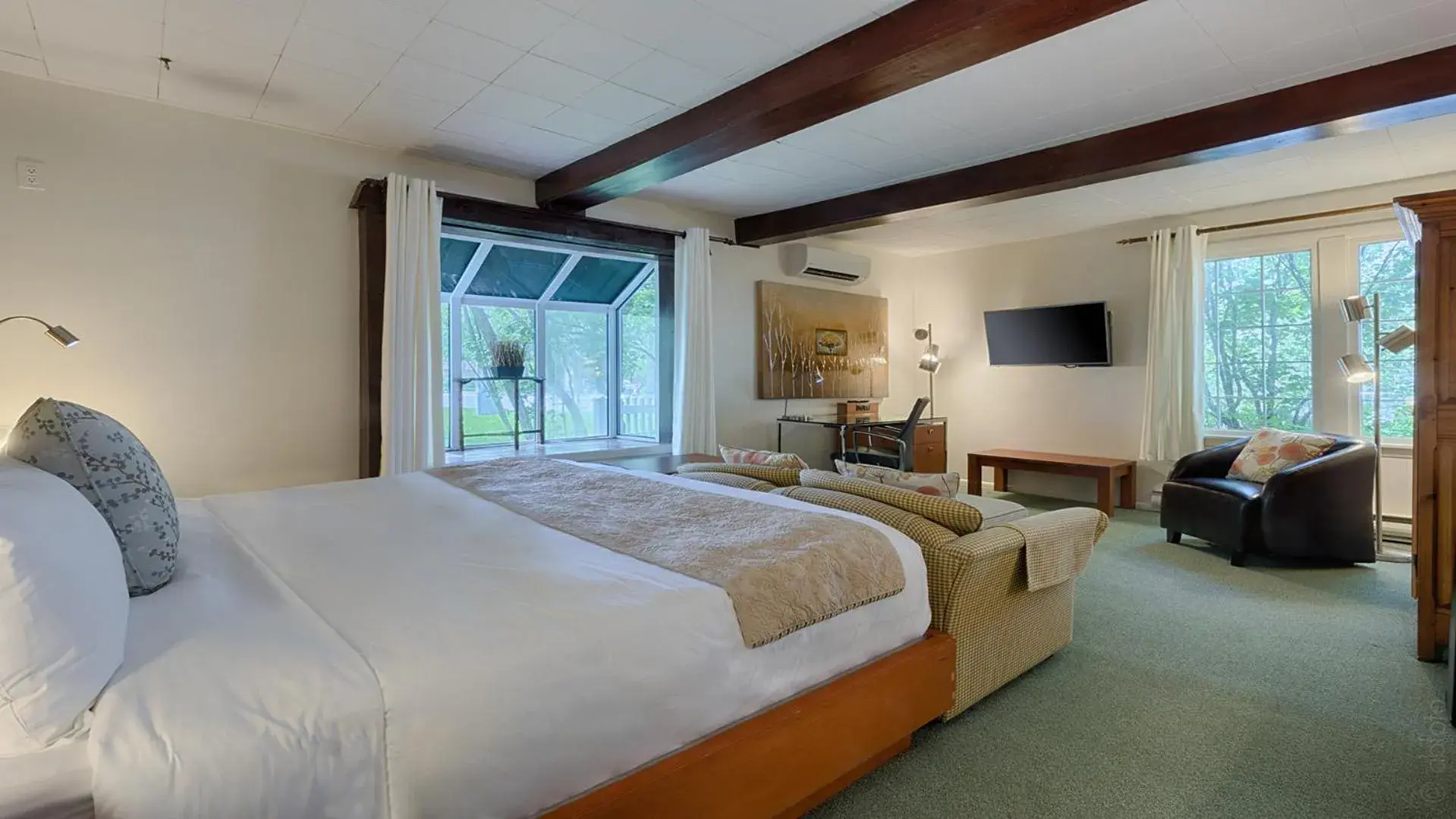 Classic King Room (Pavillon Desmarais) in Auberge Handfield et Spa Classic King Room (Pavillon Desmarais) in Auberge Handfield et Spa