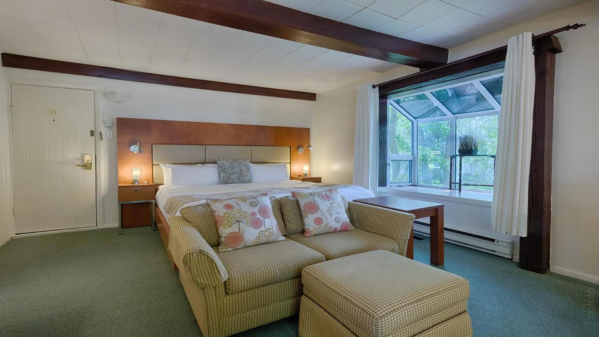 Photo of the whole room, Bed in Auberge Handfield et Spa