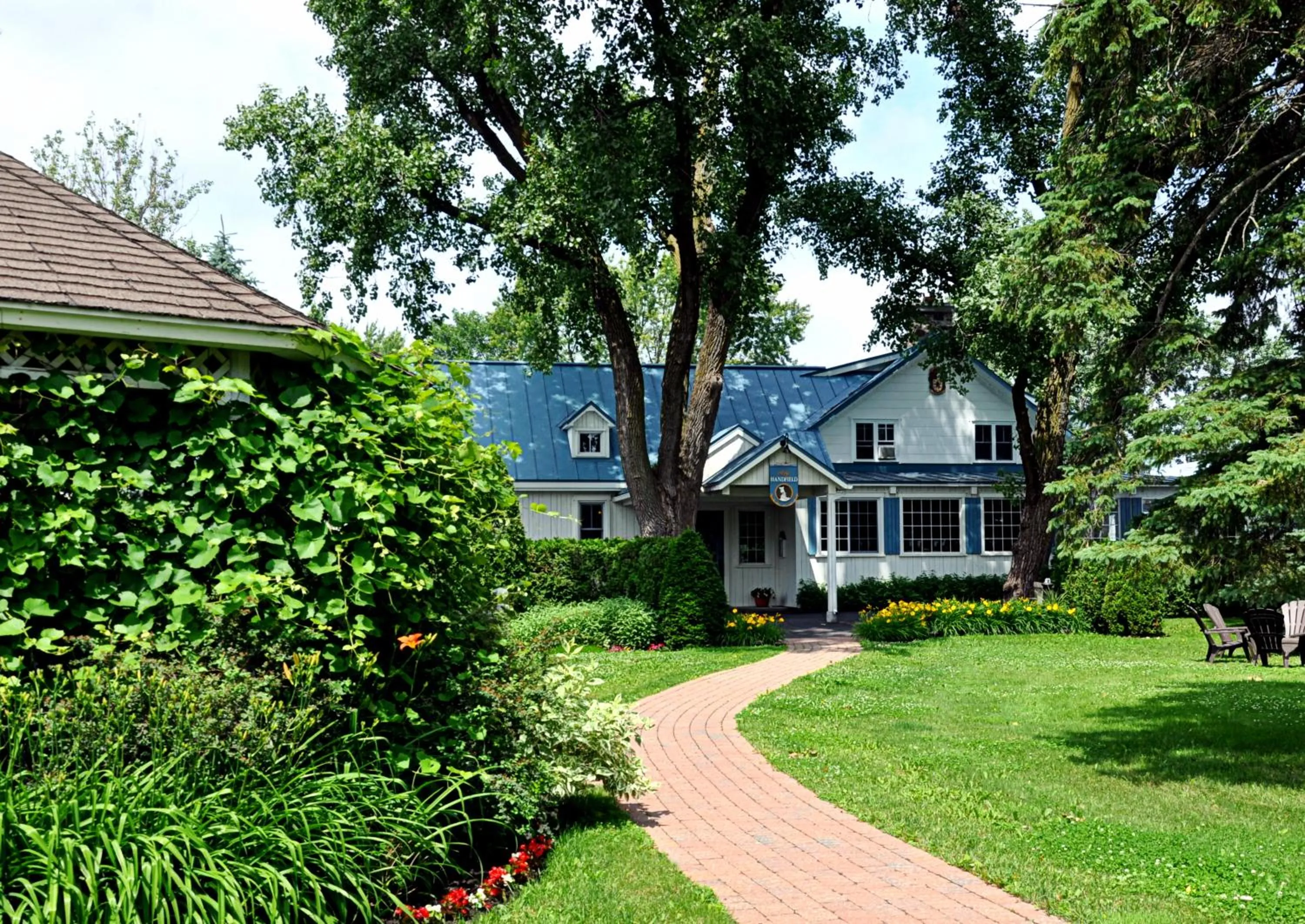 Property building in Auberge Handfield et Spa