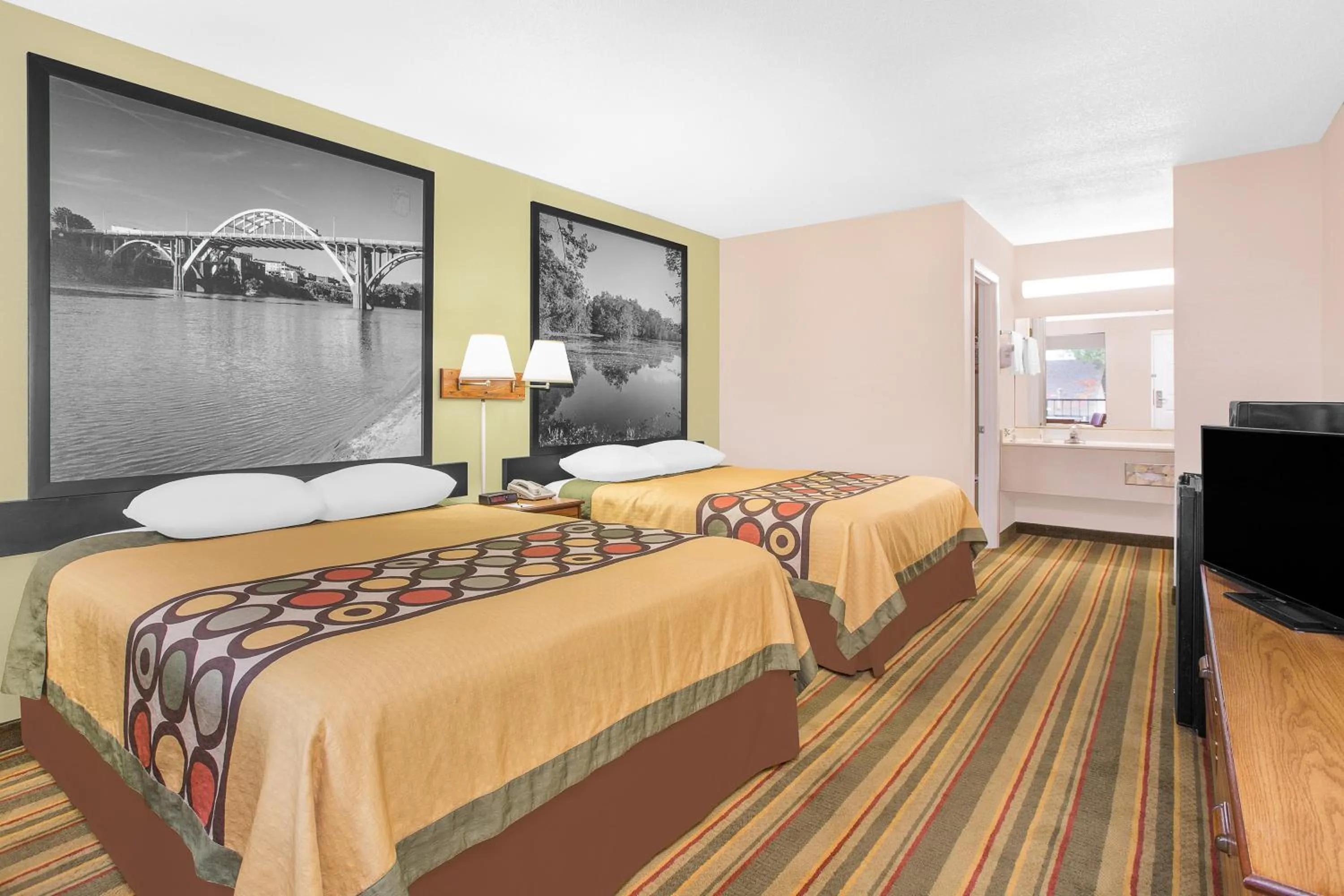 Bedroom, Bed in Super 8 by Wyndham Eufaula