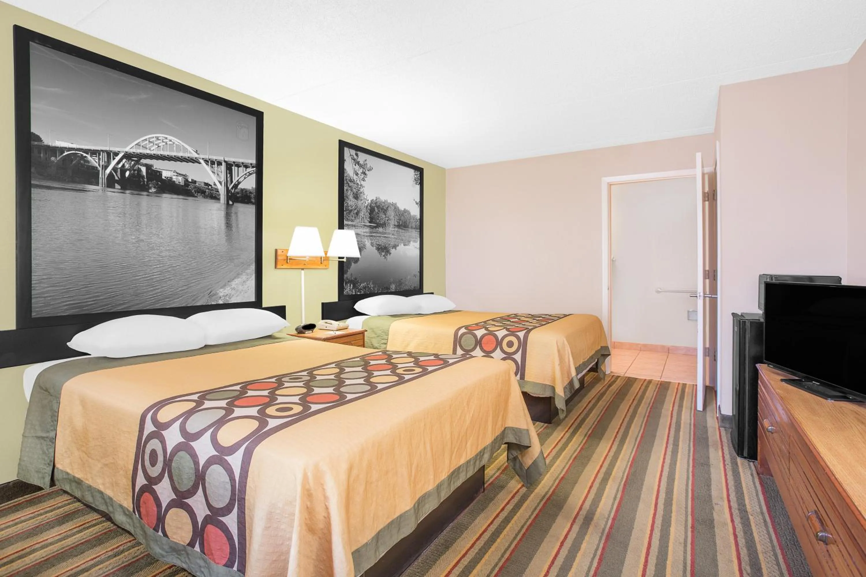 Bedroom, Bed in Super 8 by Wyndham Eufaula