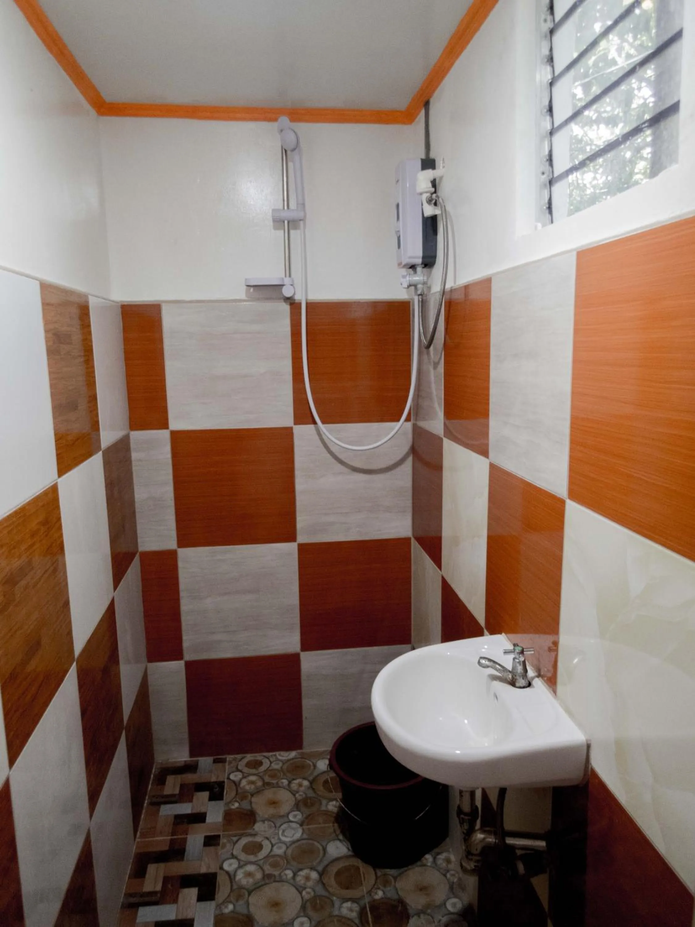 Shower in Alona J&J Tourist Inn