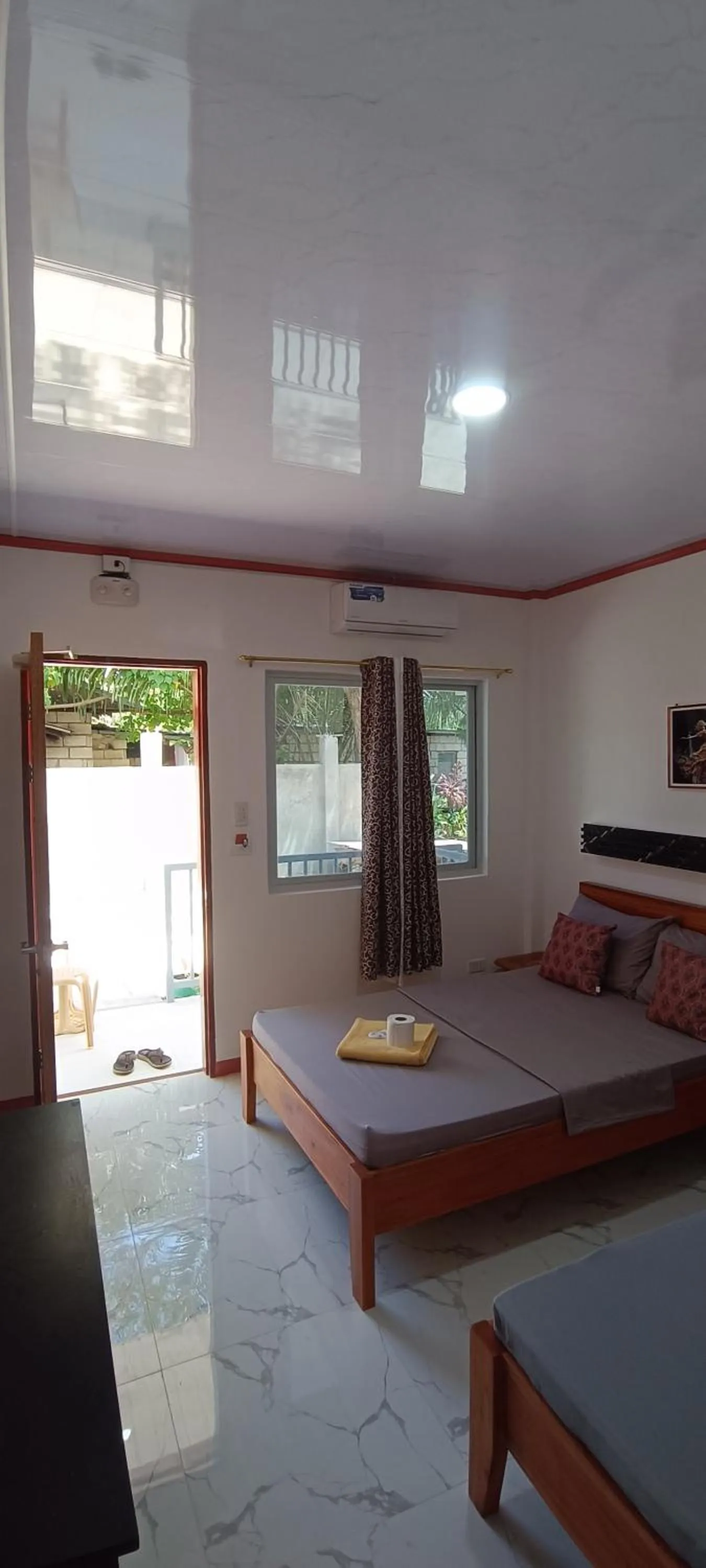 Bed in Alona J&J Tourist Inn