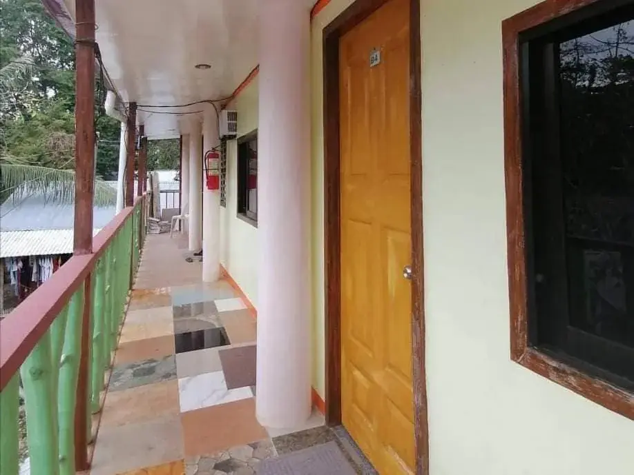 Budget Double Room in Alona J&J Tourist Inn Budget Double Room in Alona J&J Tourist Inn