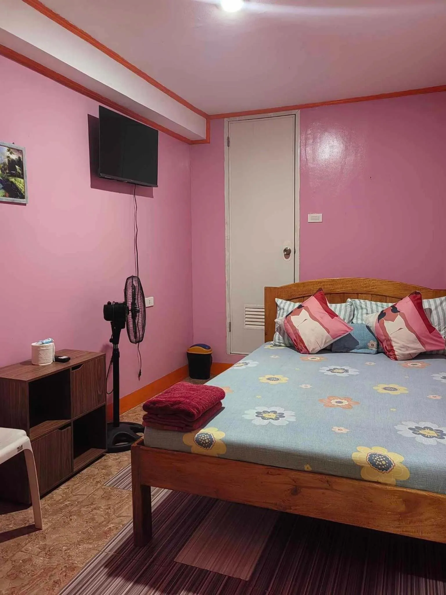 Photo of the whole room, Bed in Alona J&J Tourist Inn