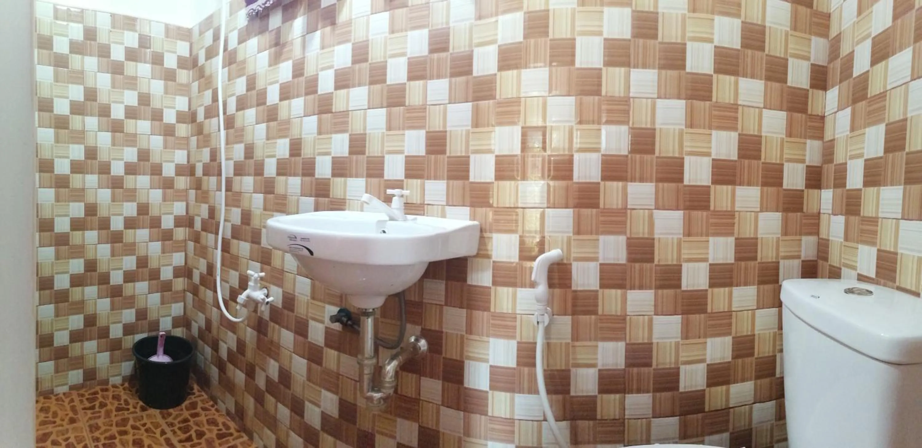 Toilet in Alona J&J Tourist Inn