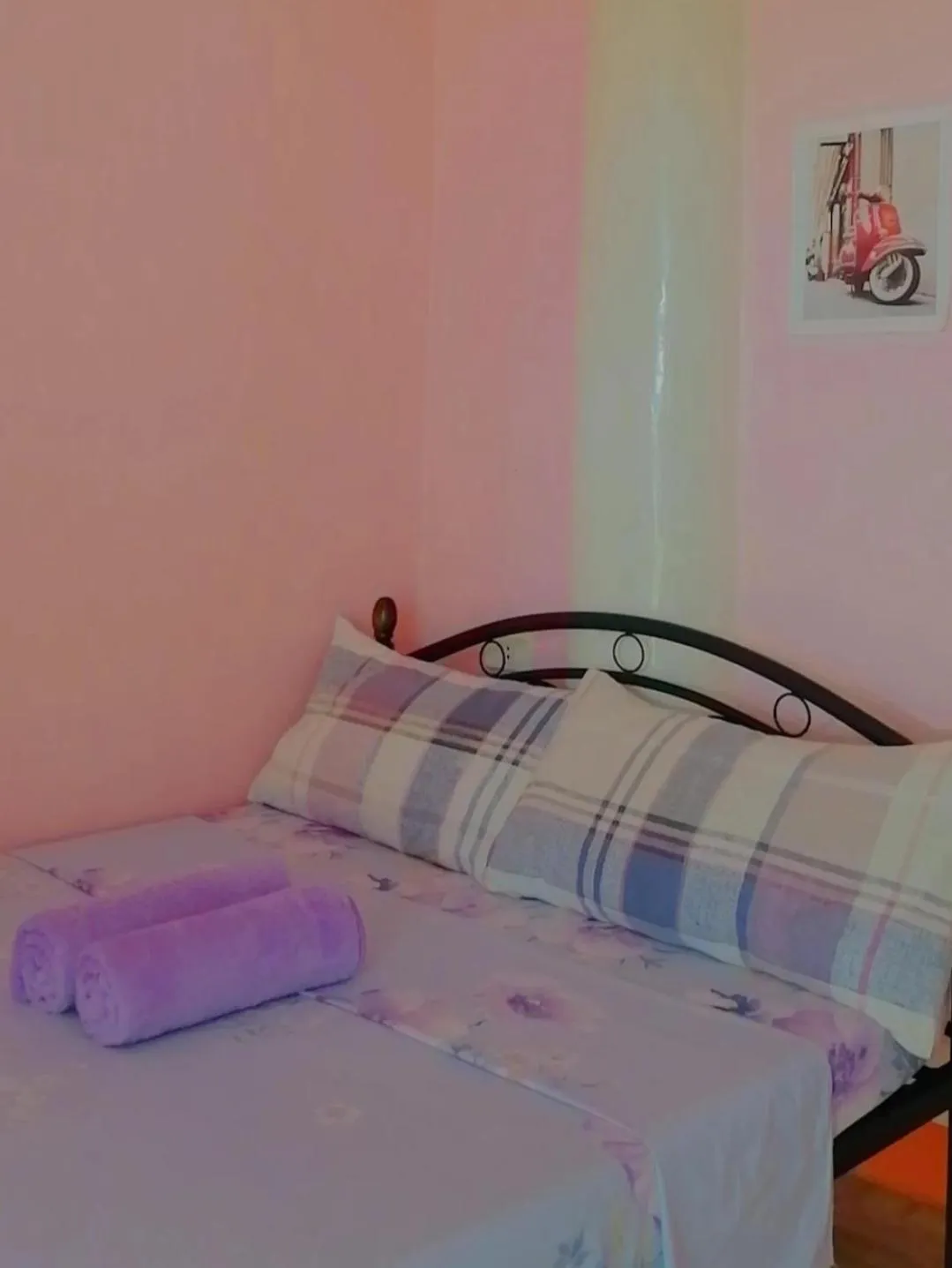 Bed in Alona J&J Tourist Inn