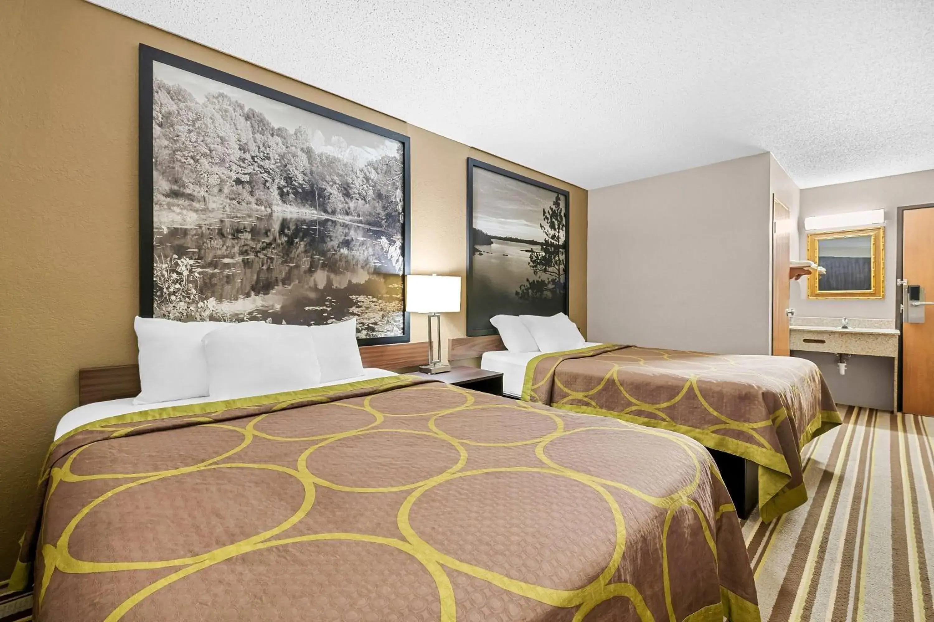 Bed in Super 8 by Wyndham Blue Earth Bed in Super 8 by Wyndham Blue Earth