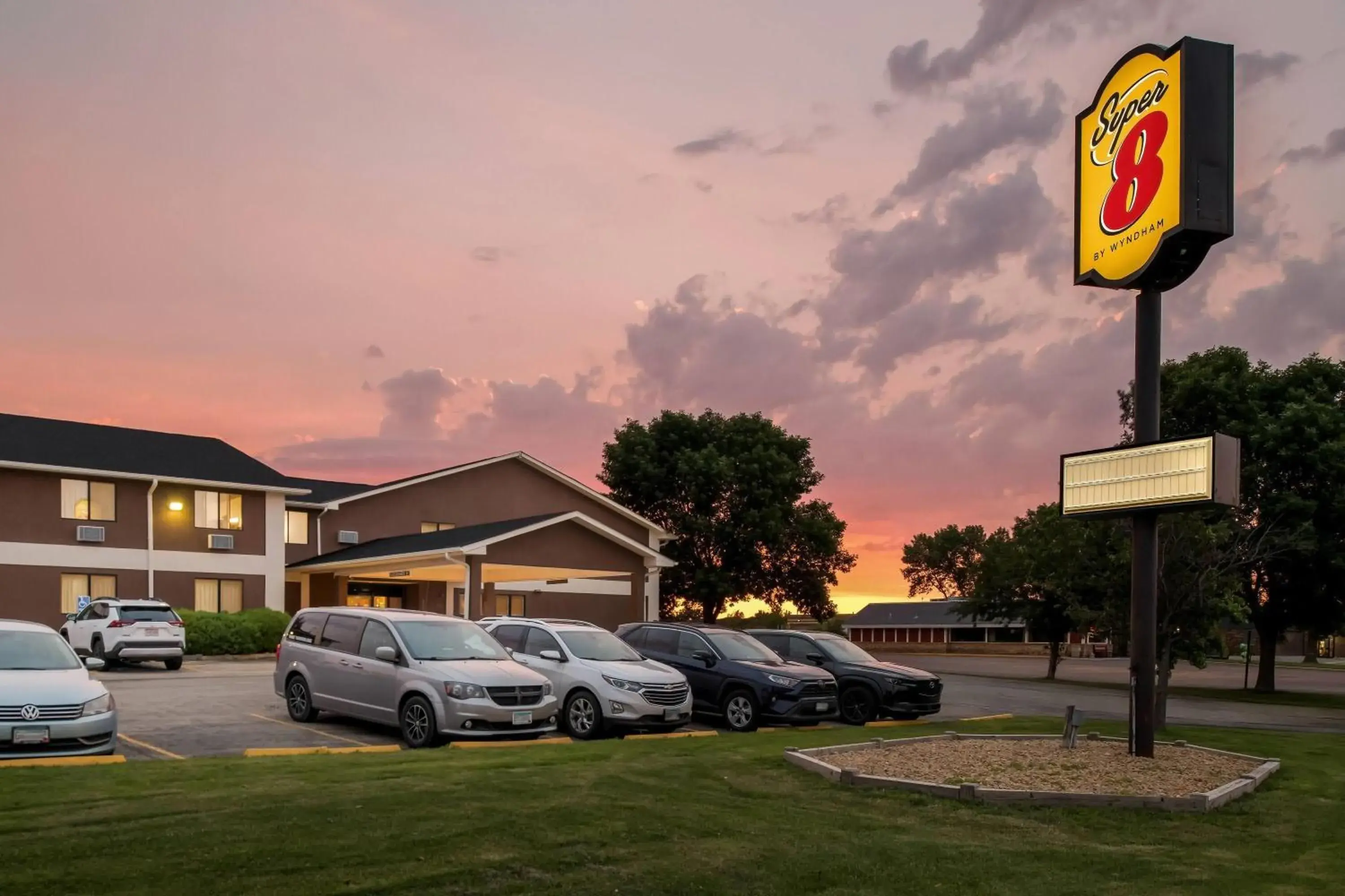 Property building in Super 8 by Wyndham Blue Earth Property building in Super 8 by Wyndham Blue Earth