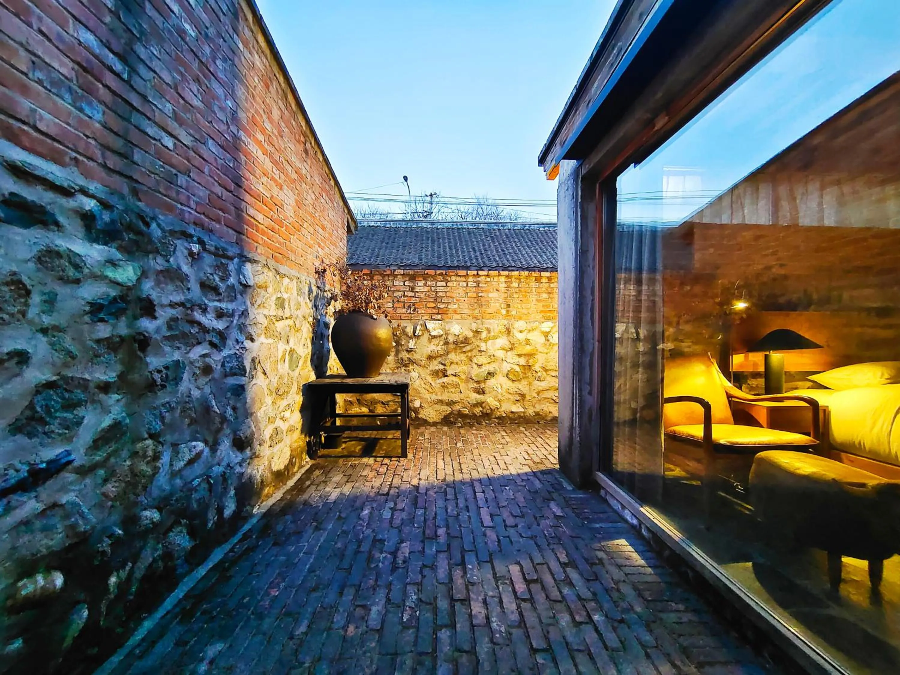 A Queen Room with Private Yard in CMYK Stoneyards by the Great Wall