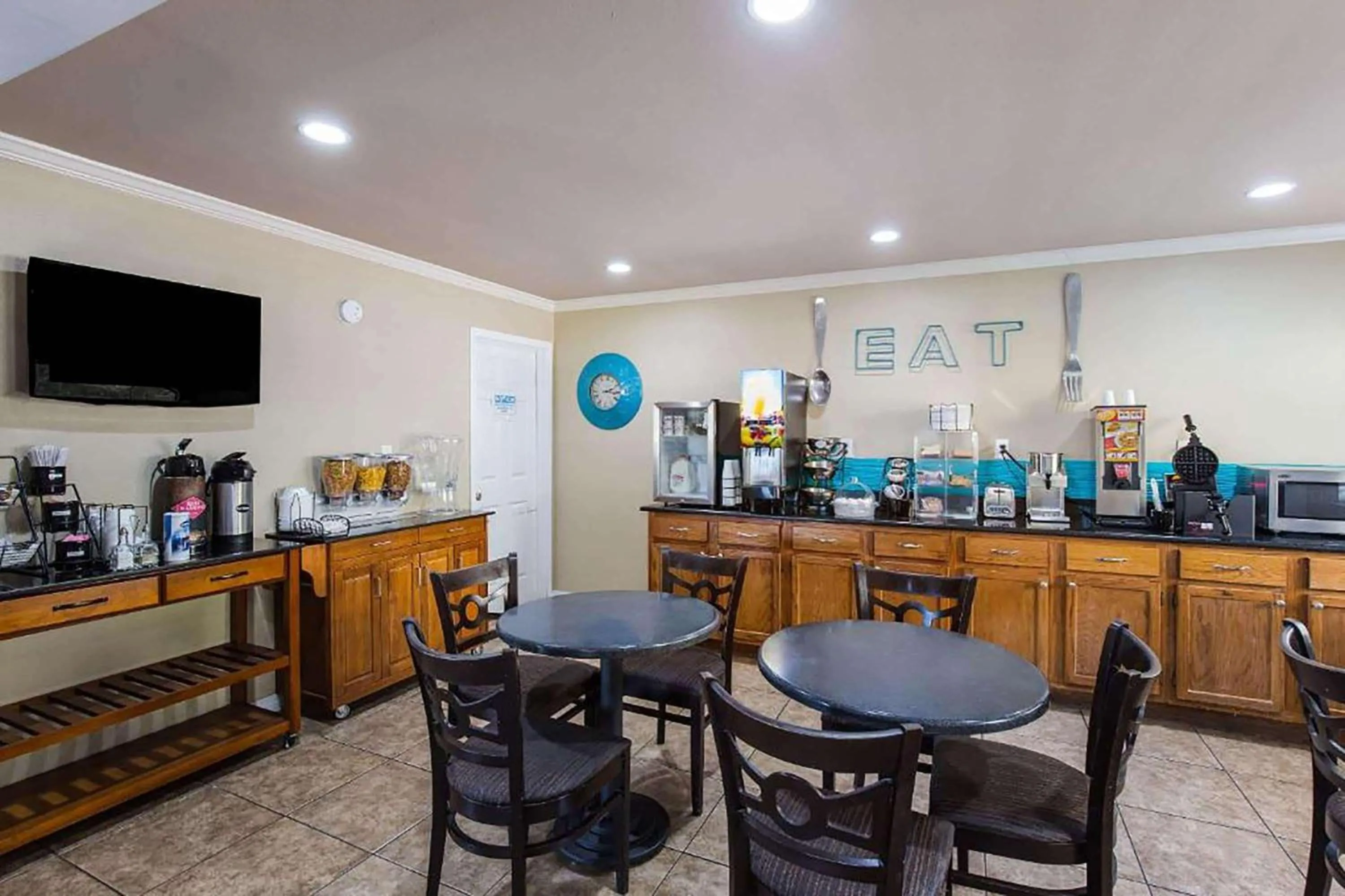 Restaurant/places to eat in Days Inn by Wyndham Foley