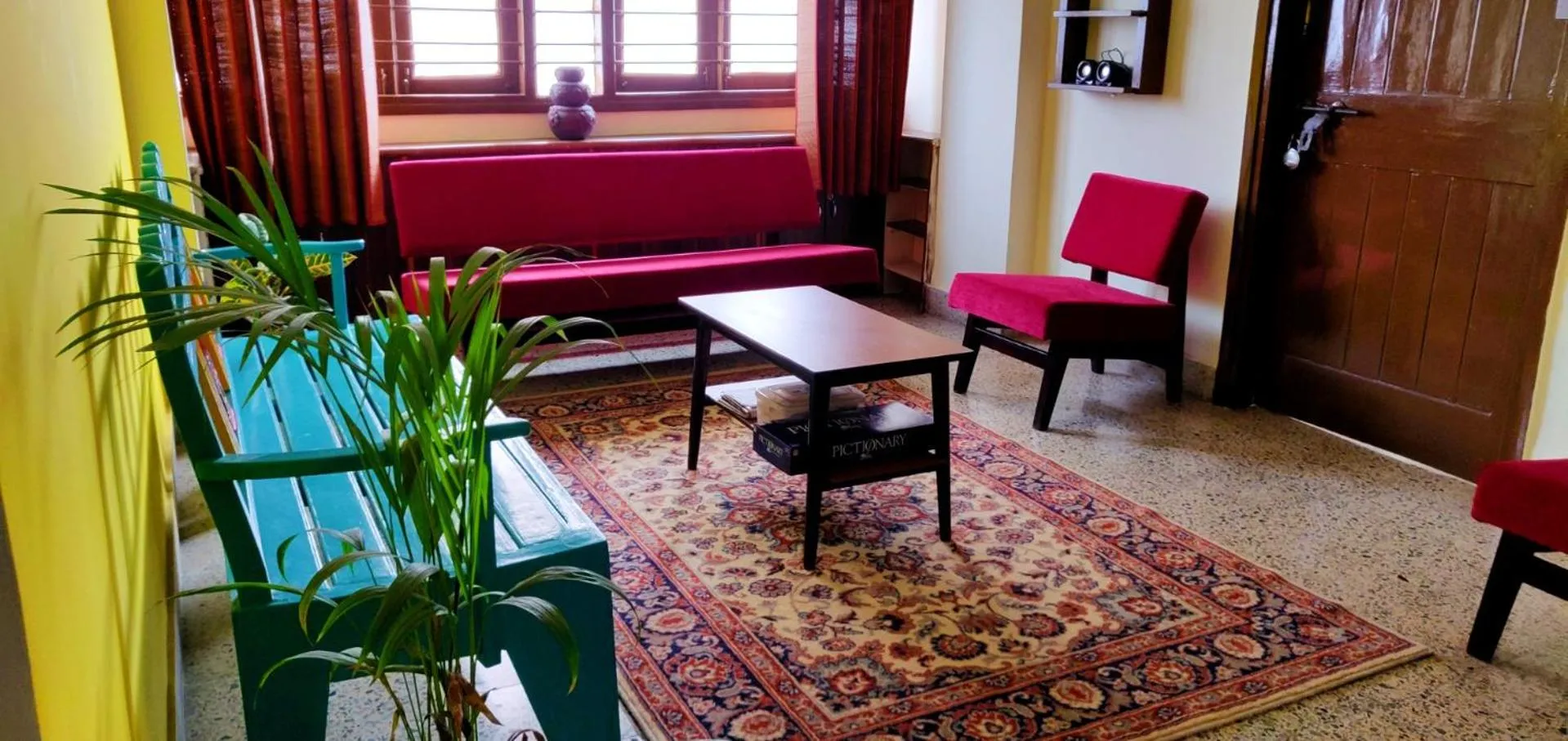 Communal lounge/ TV room in Raahgir
