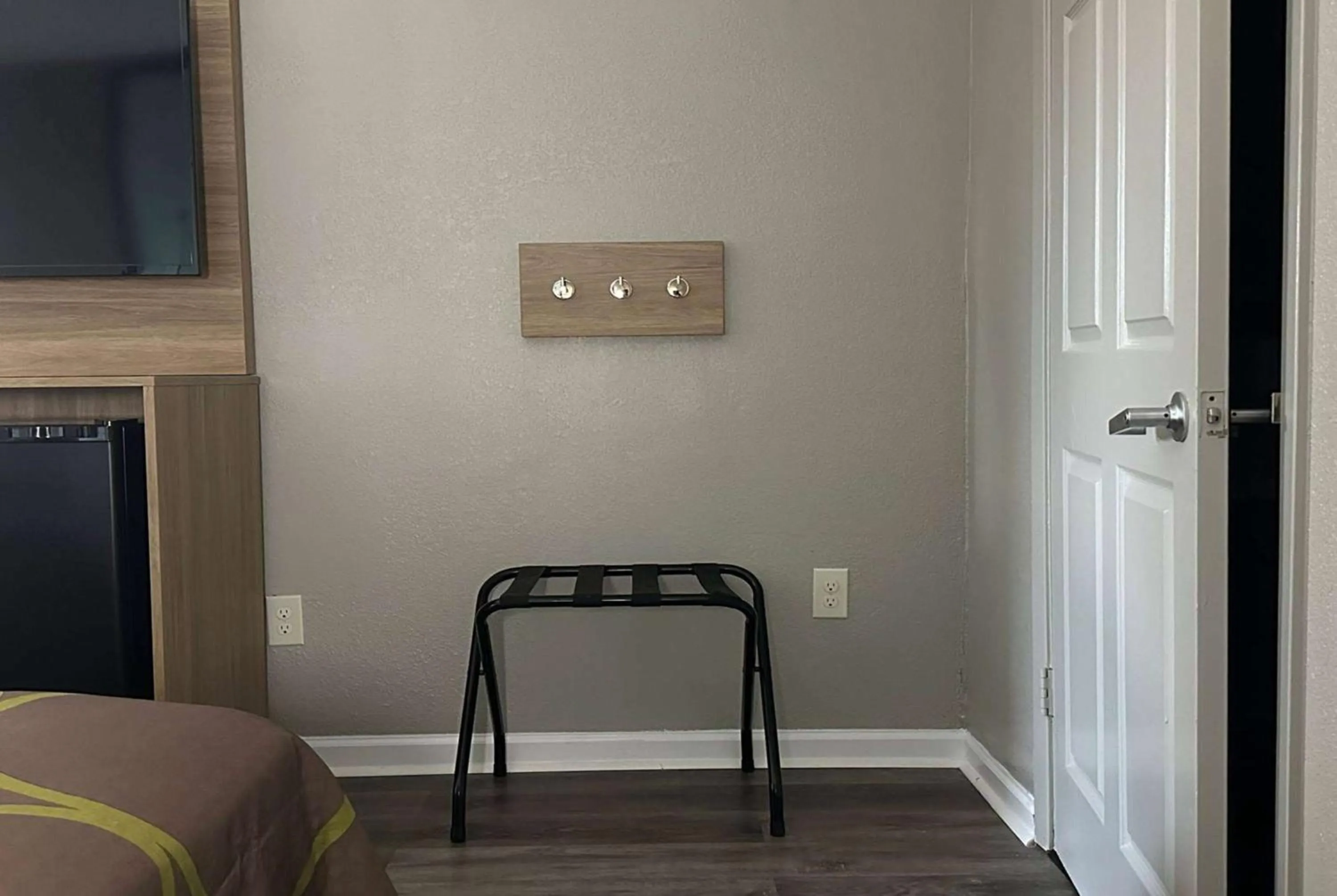 Photo of the whole room in Super 8 by Wyndham Monroe