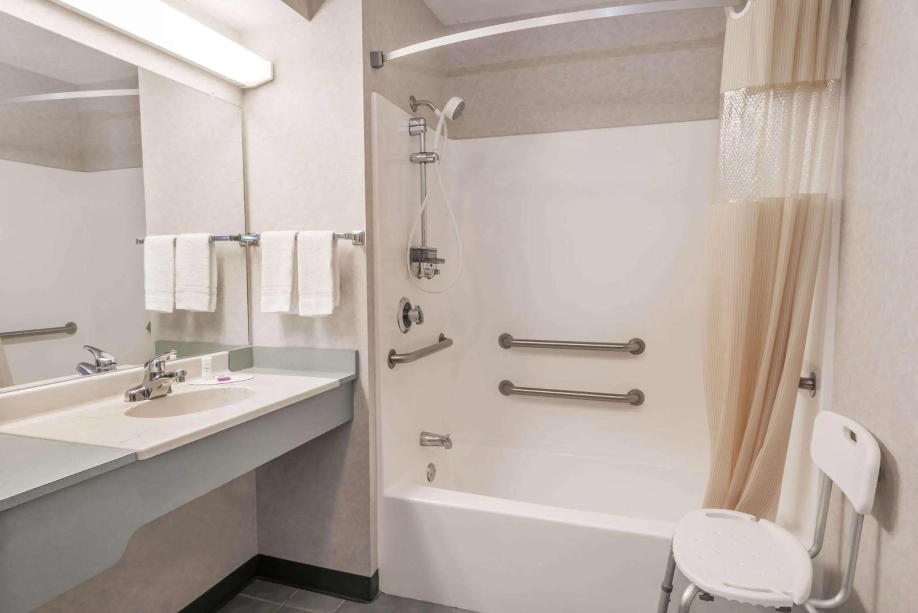 Photo of the whole room in Knights Inn Ottawa