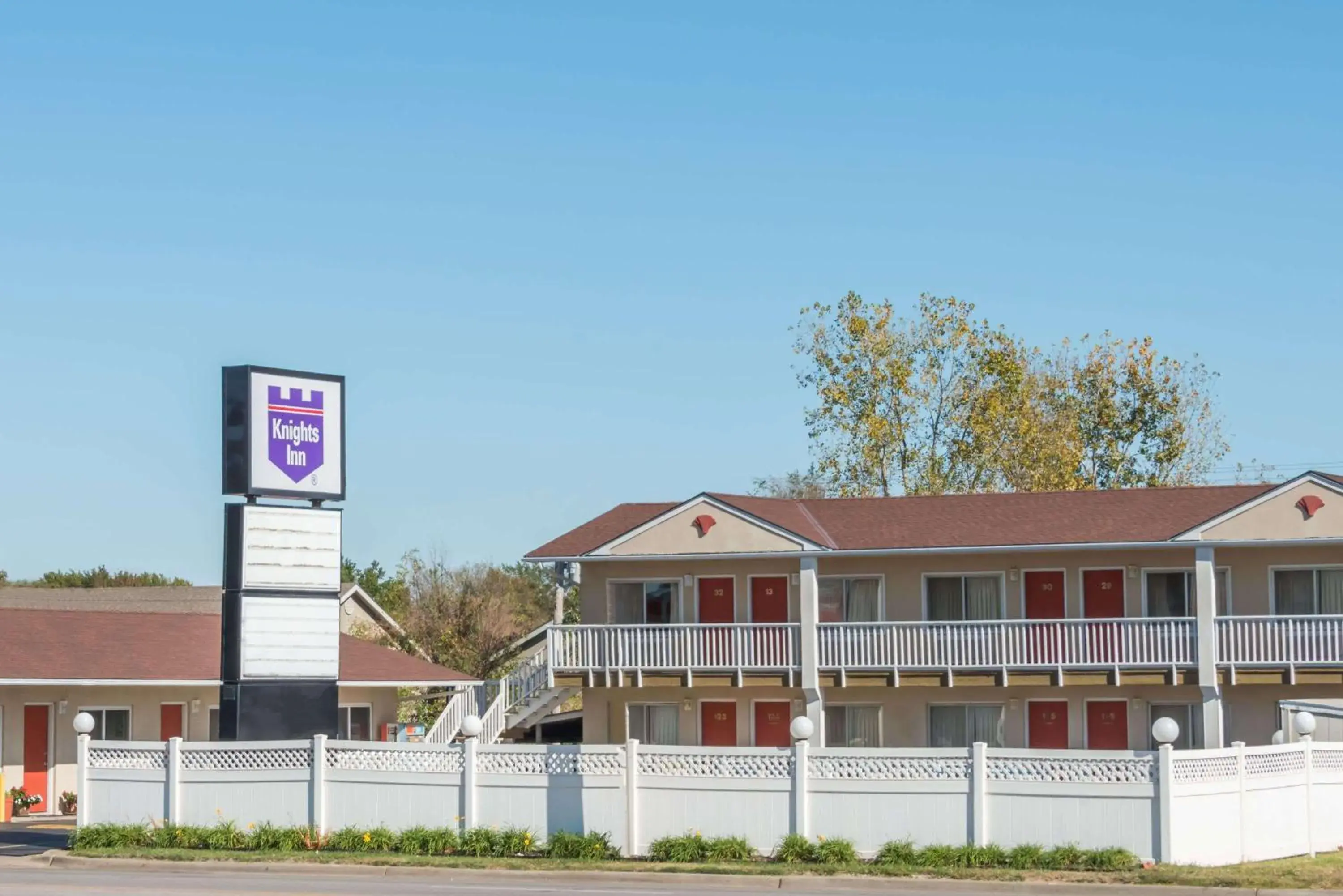 Property building in Knights Inn Ottawa Property building in Knights Inn Ottawa