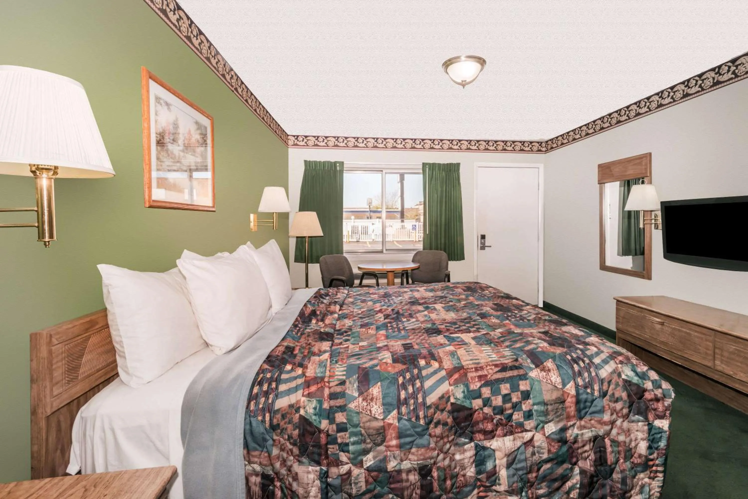 Photo of the whole room, Bed in Knights Inn Ottawa