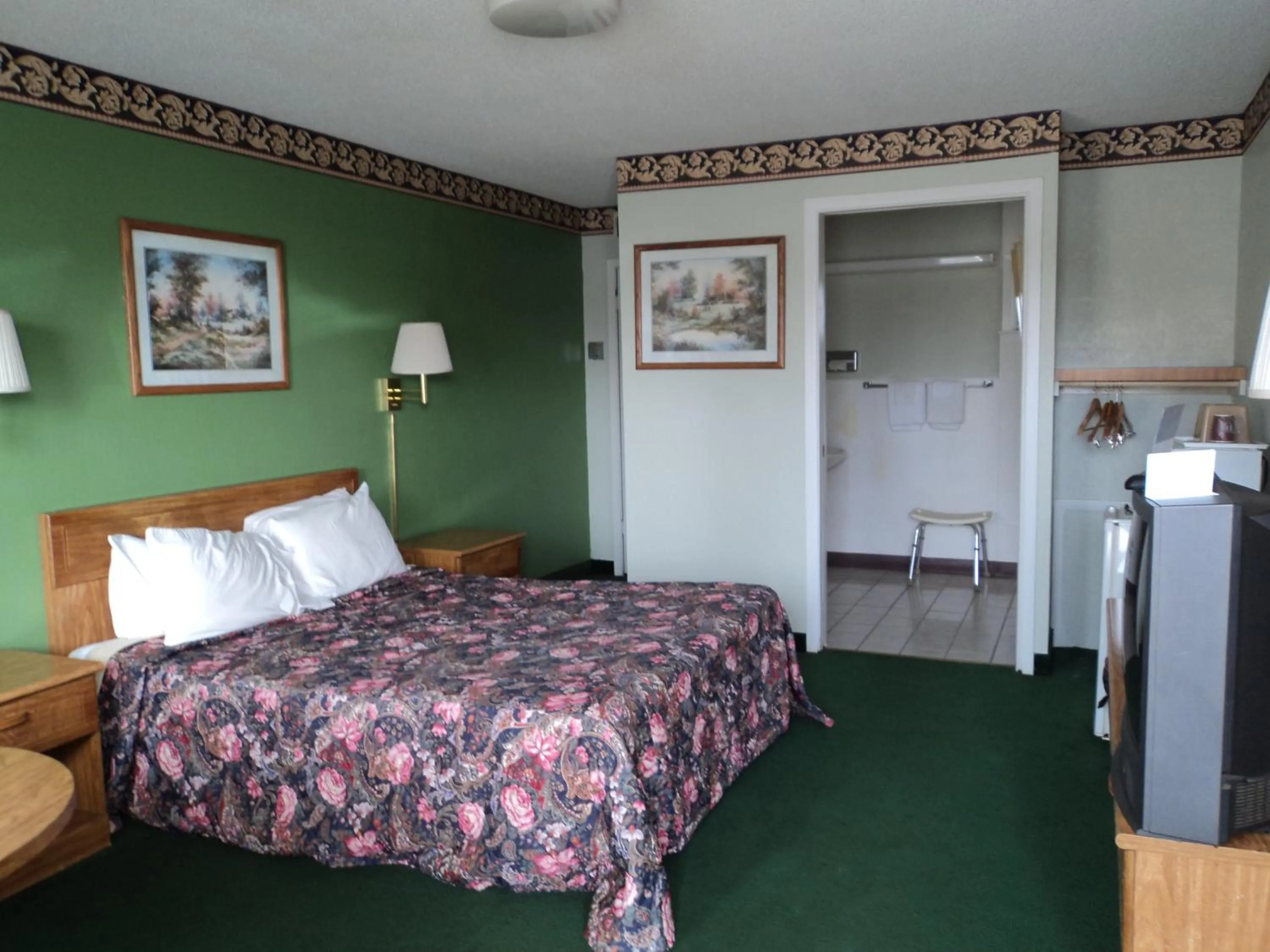 Photo of the whole room, Bed in Knights Inn Ottawa