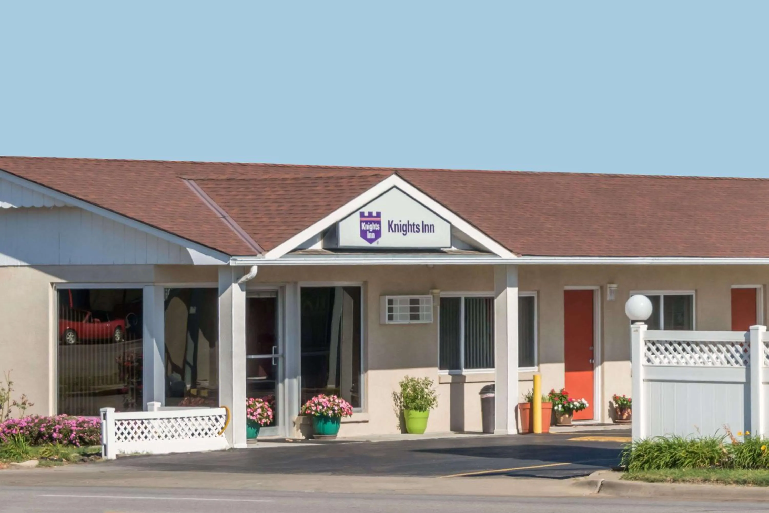 Property building in Knights Inn Ottawa