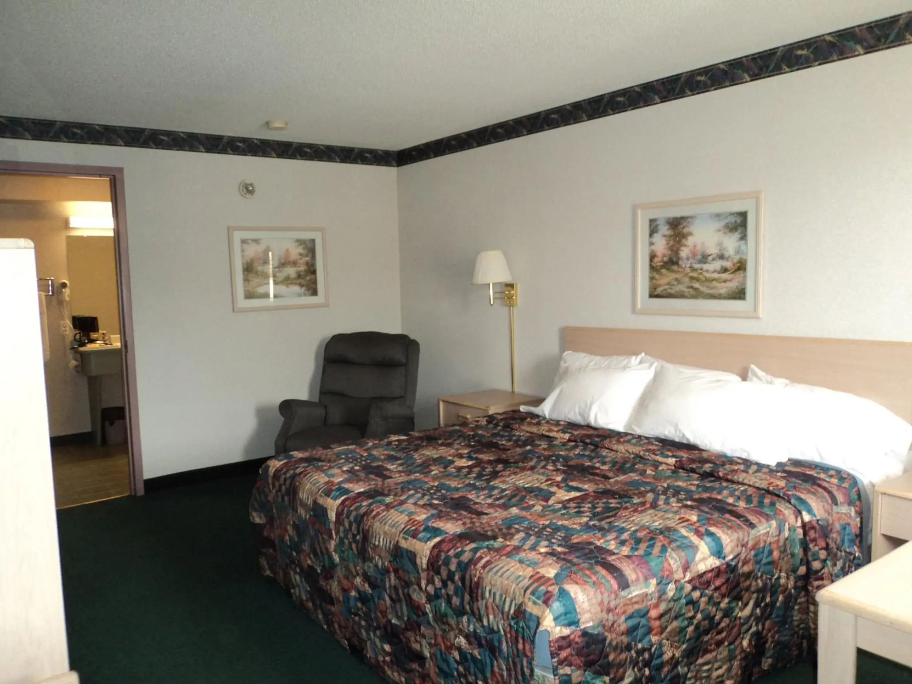 Bedroom, Bed in Knights Inn Ottawa Bedroom, Bed in Knights Inn Ottawa