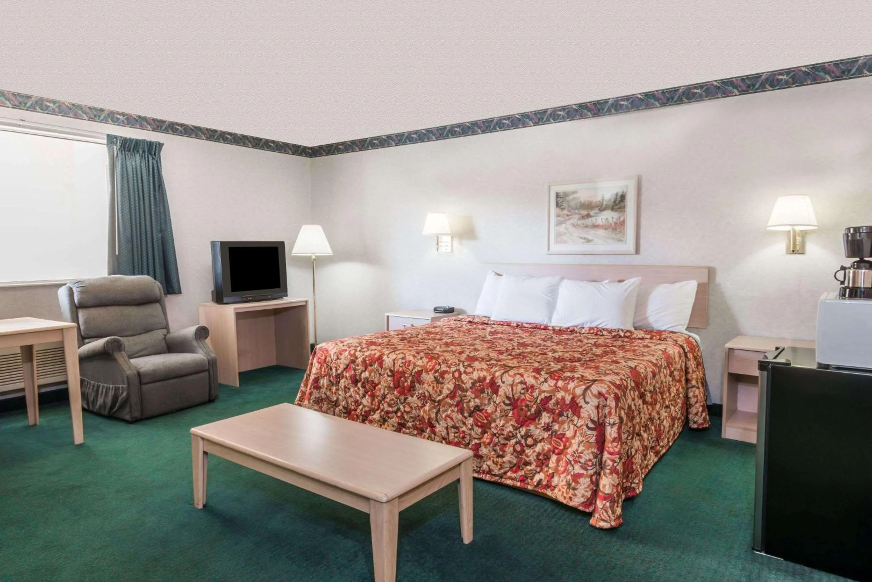 Photo of the whole room, Bed in Knights Inn Ottawa