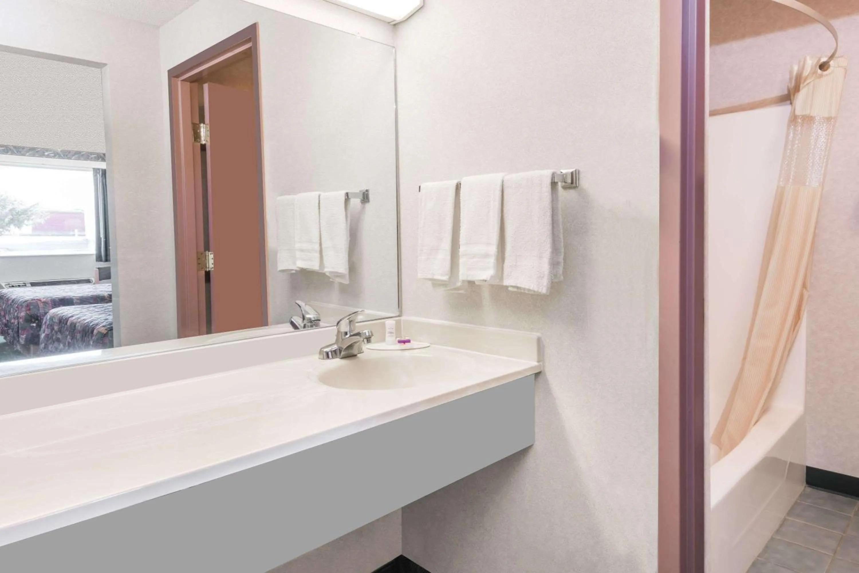 Photo of the whole room in Knights Inn Ottawa