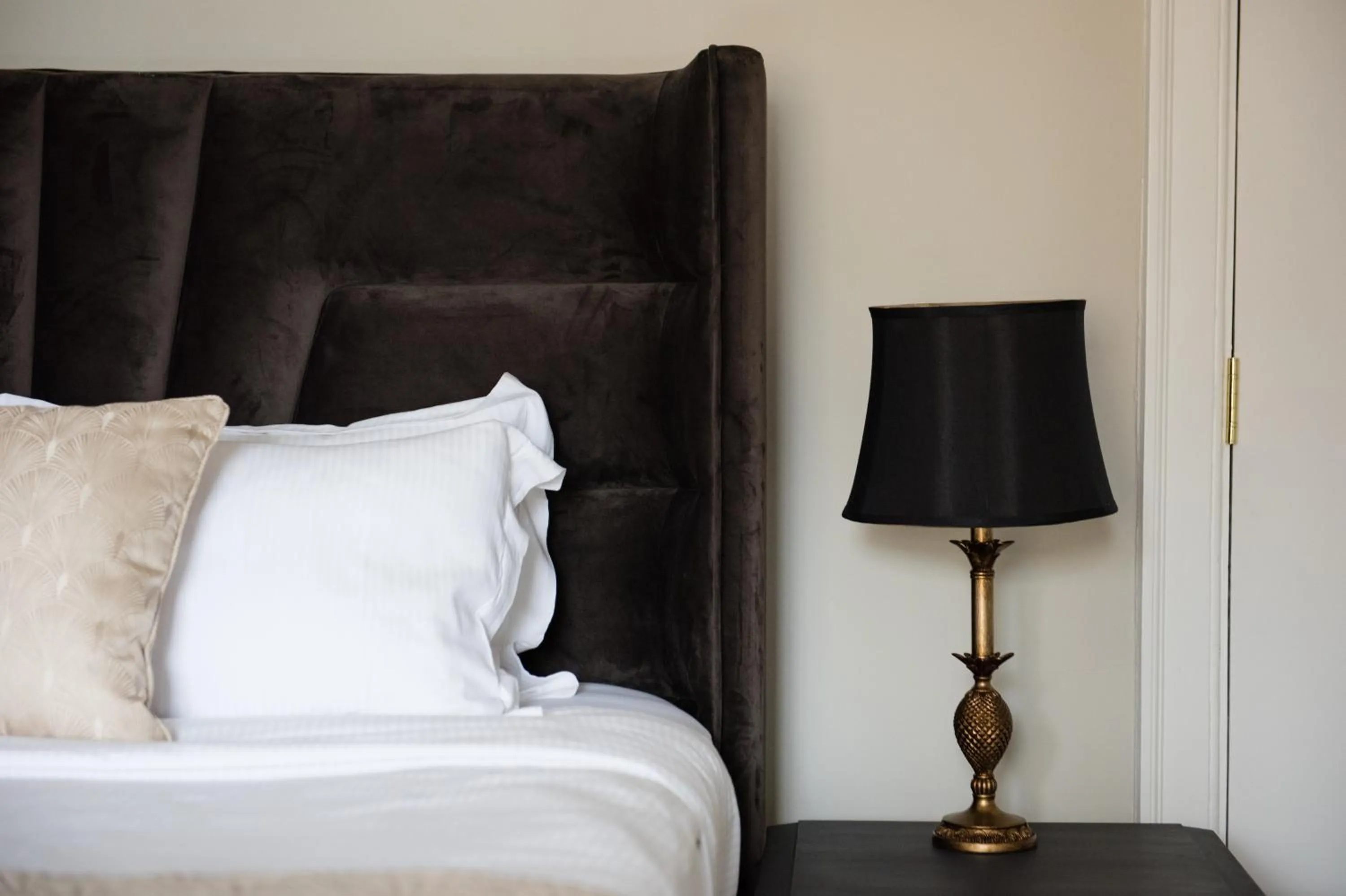 Bedroom, Bed in The Cross Keys Sherborne