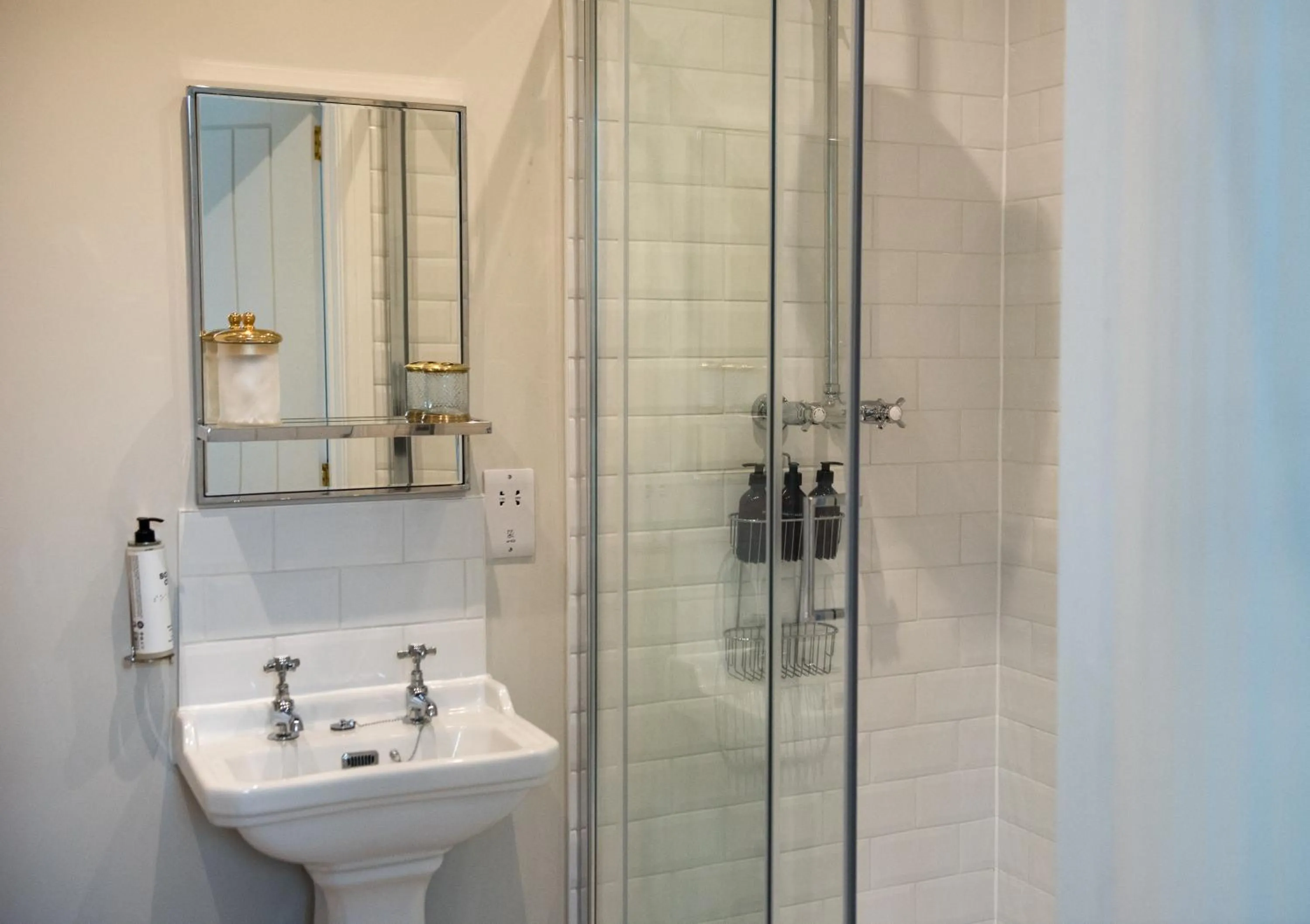 Shower in The Cross Keys Sherborne