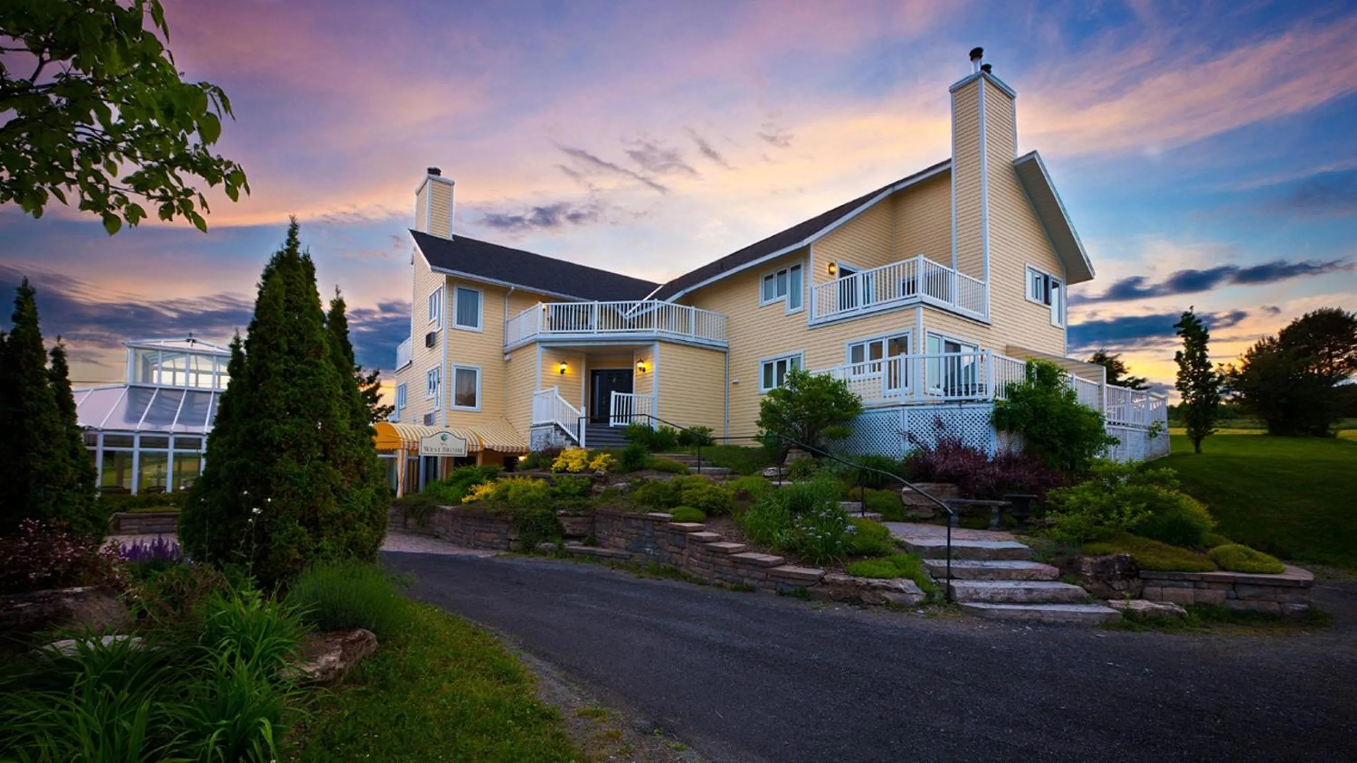 Facade/entrance in Auberge West Brome