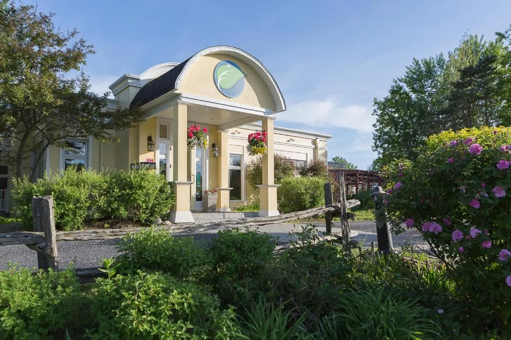 Property building in Auberge West Brome