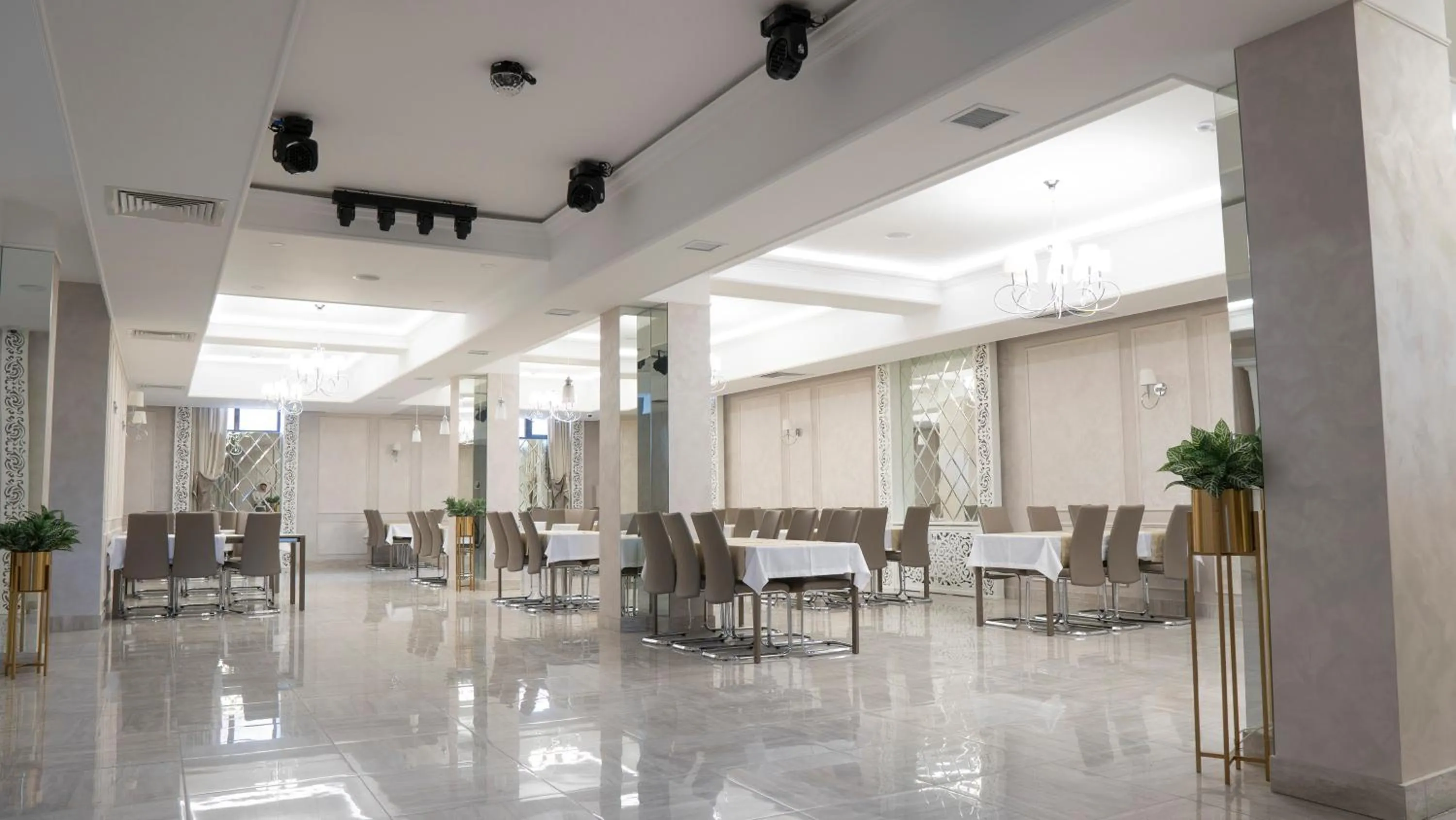 Restaurant/places to eat in Oasis Residence