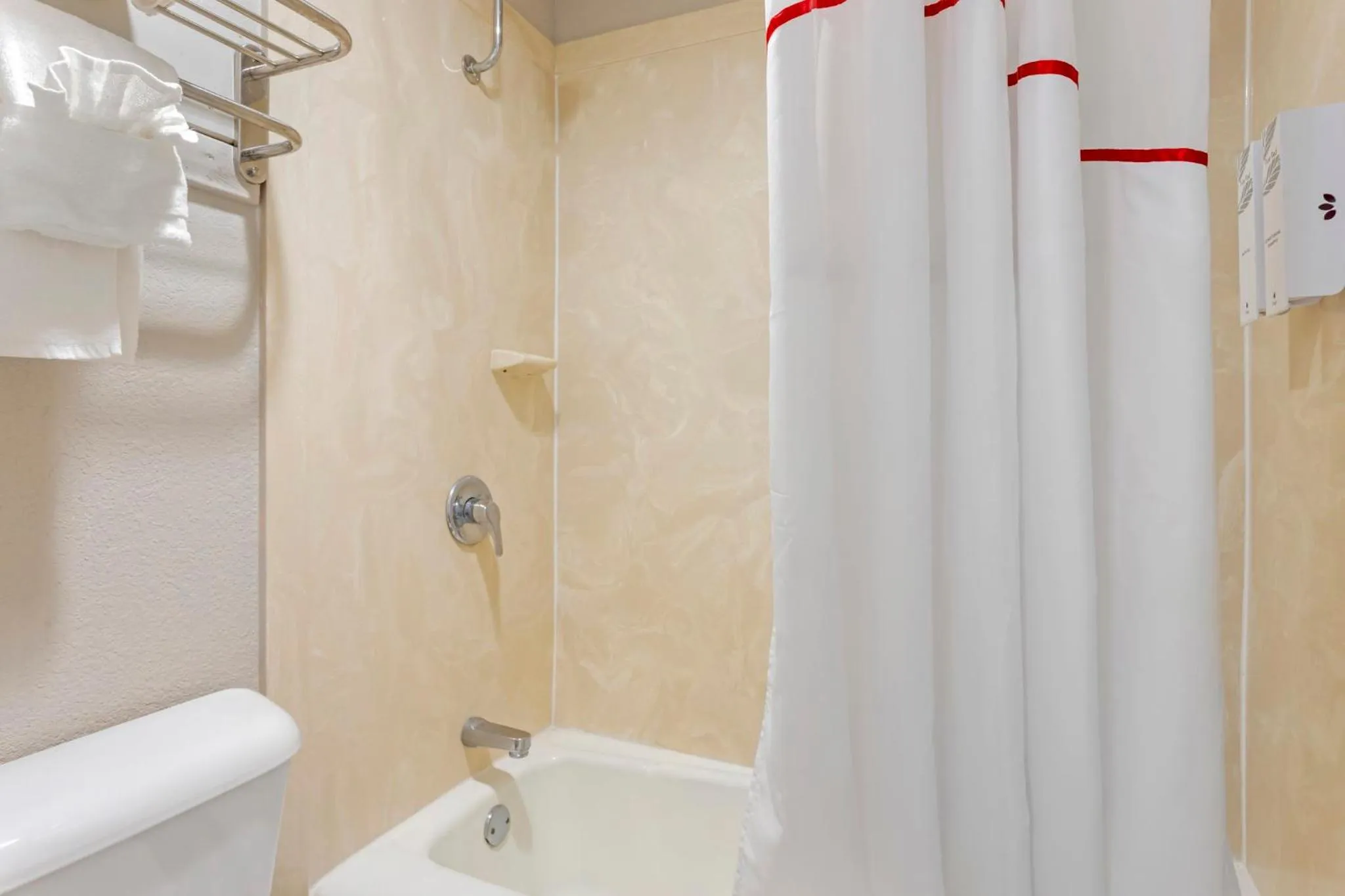 Bathroom in Red Roof Inn Hope