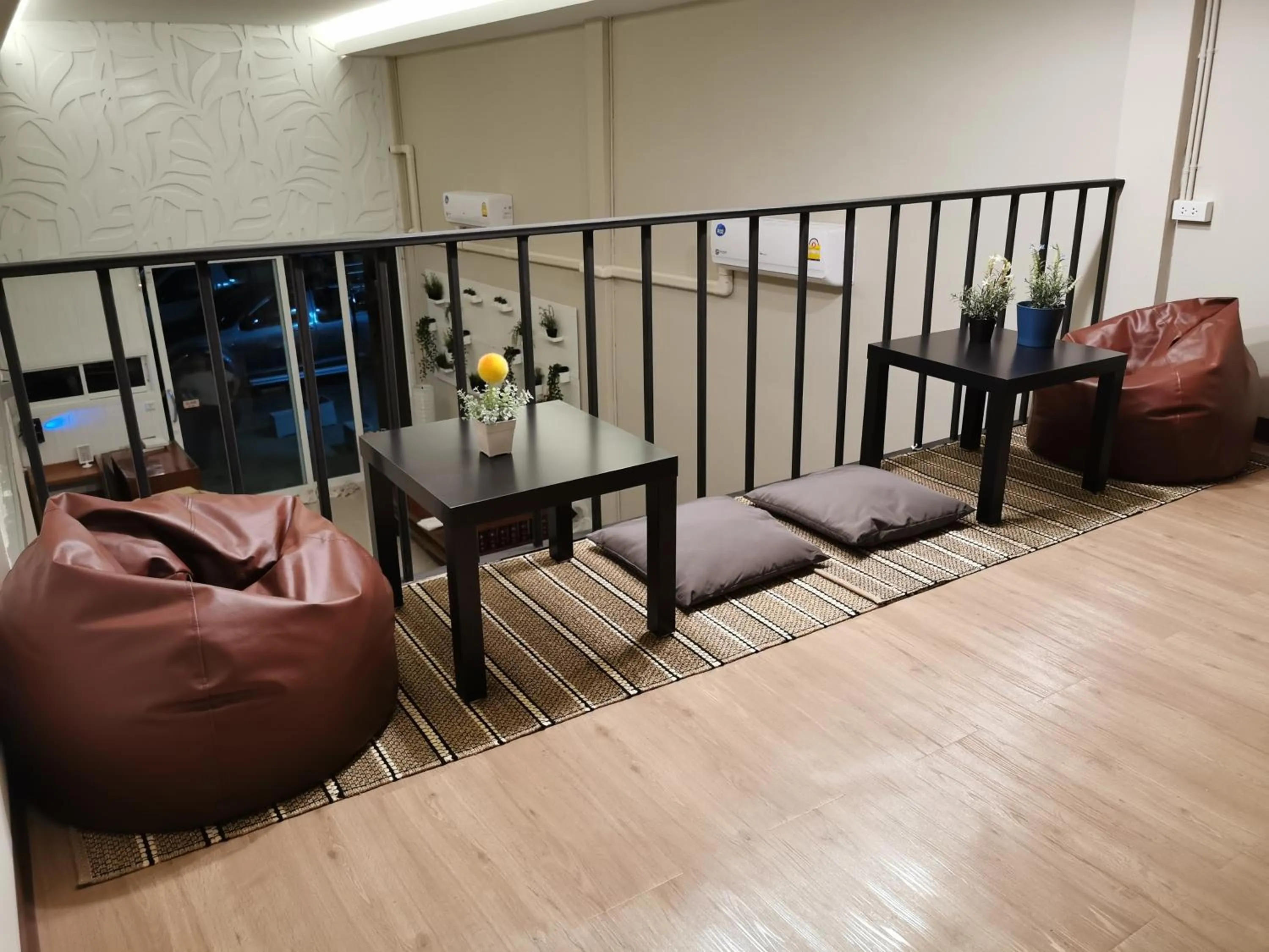 Communal lounge/ TV room in Napa Hostel Samrong Station