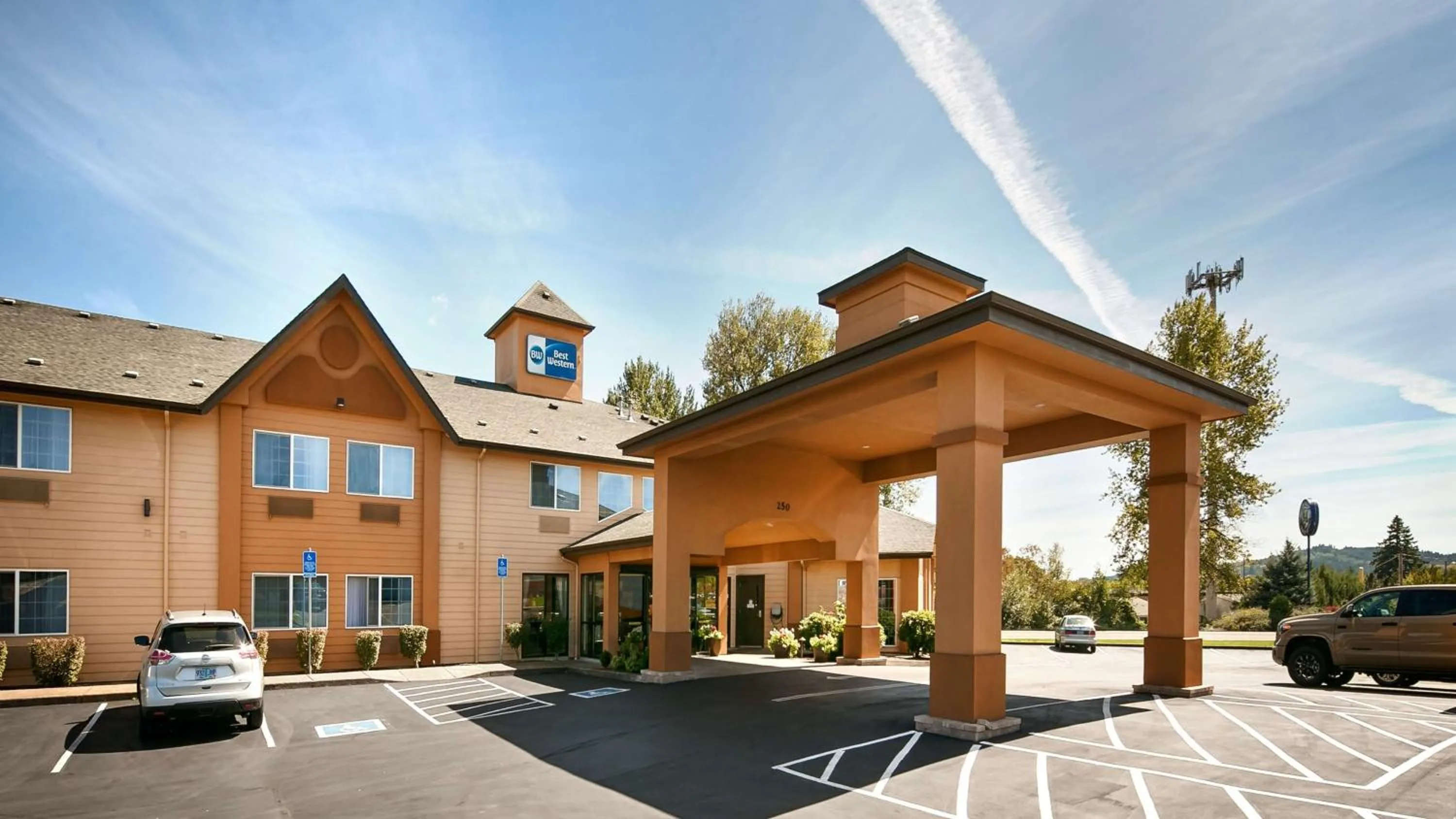 Property building in Best Western Dallas Inn & Suites