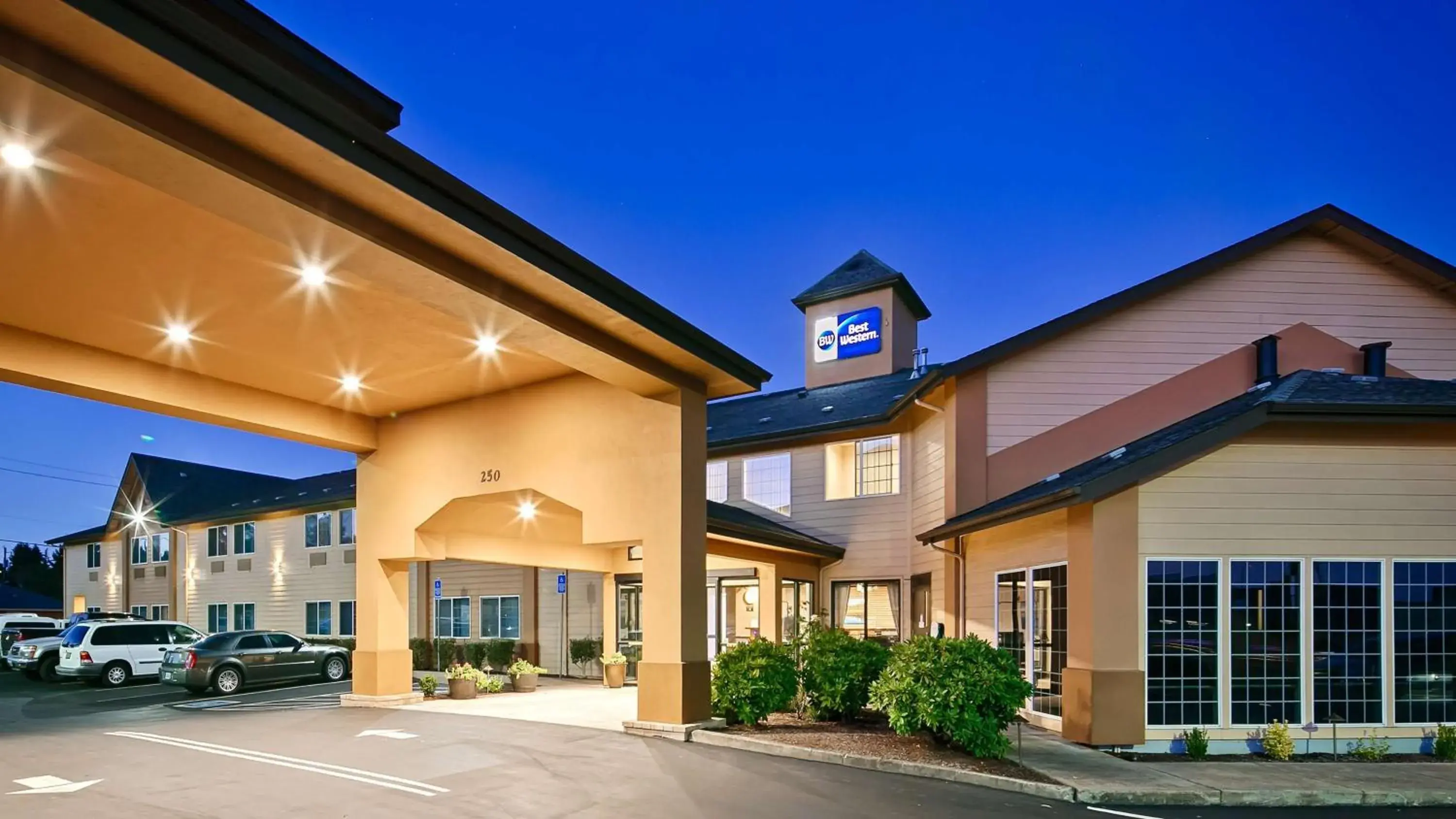 Property building in Best Western Dallas Inn & Suites Property building in Best Western Dallas Inn & Suites