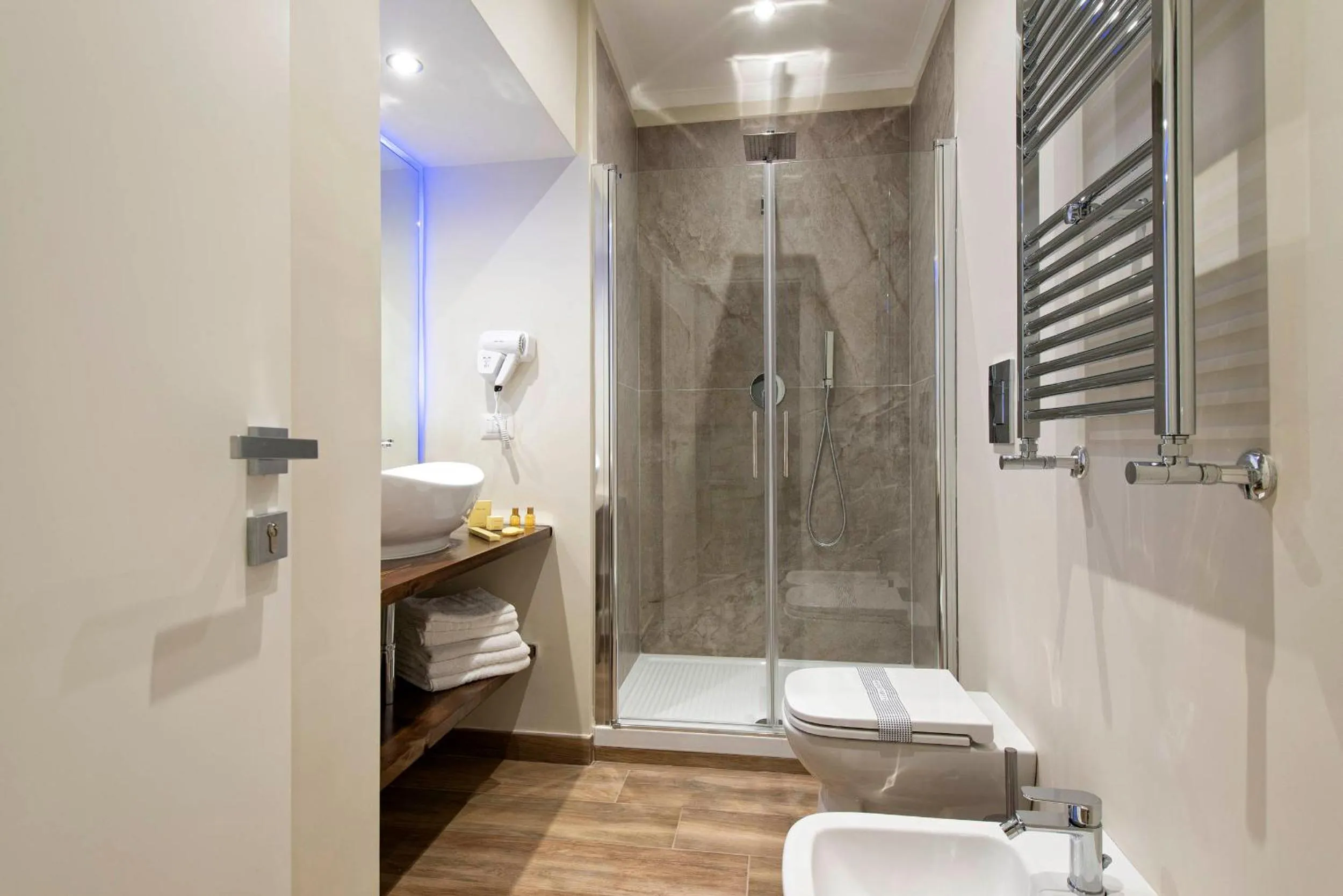 Shower in Dante Maison De Luxe