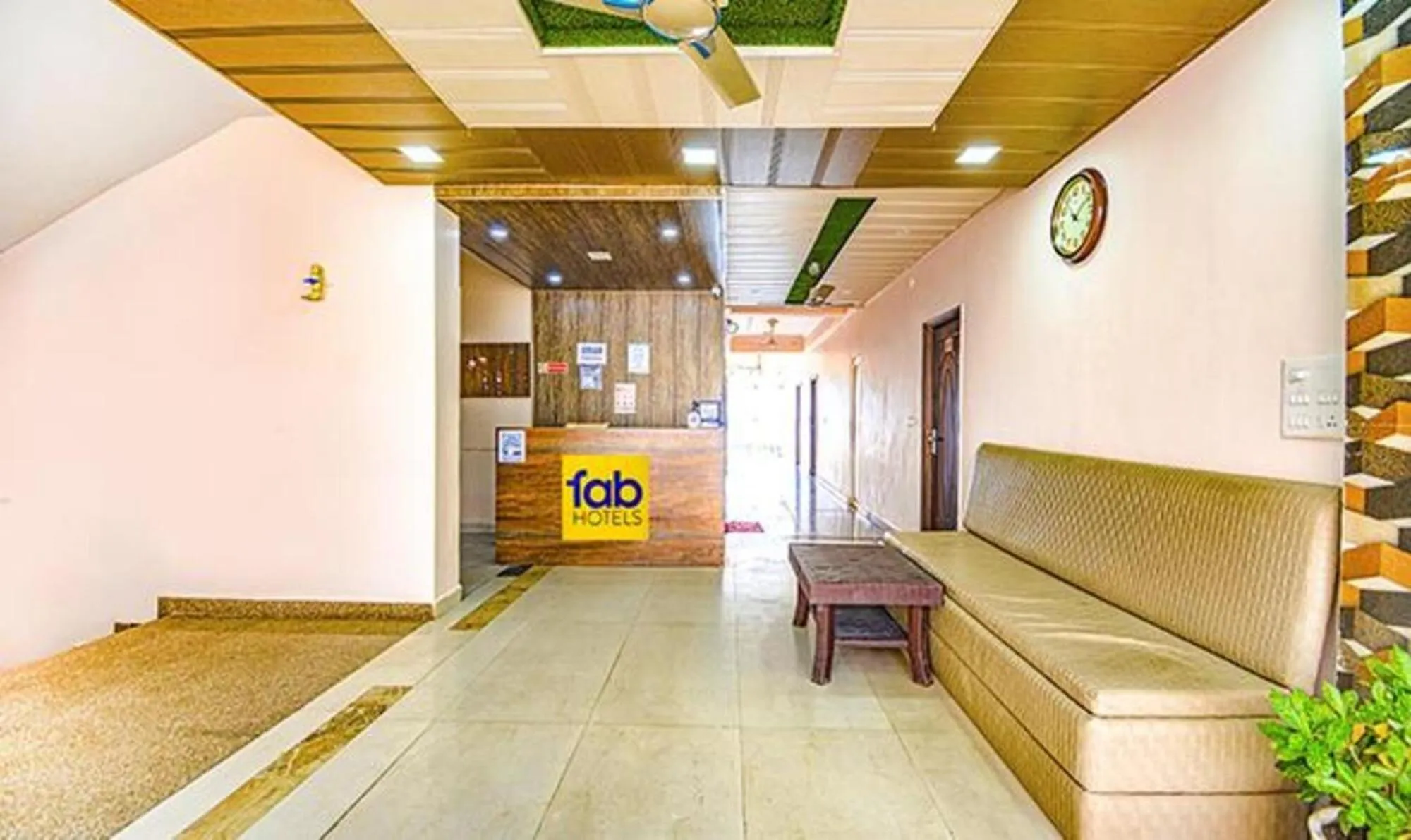 Lobby or reception in FabHotel Yamunotri Retreat, Tapovan