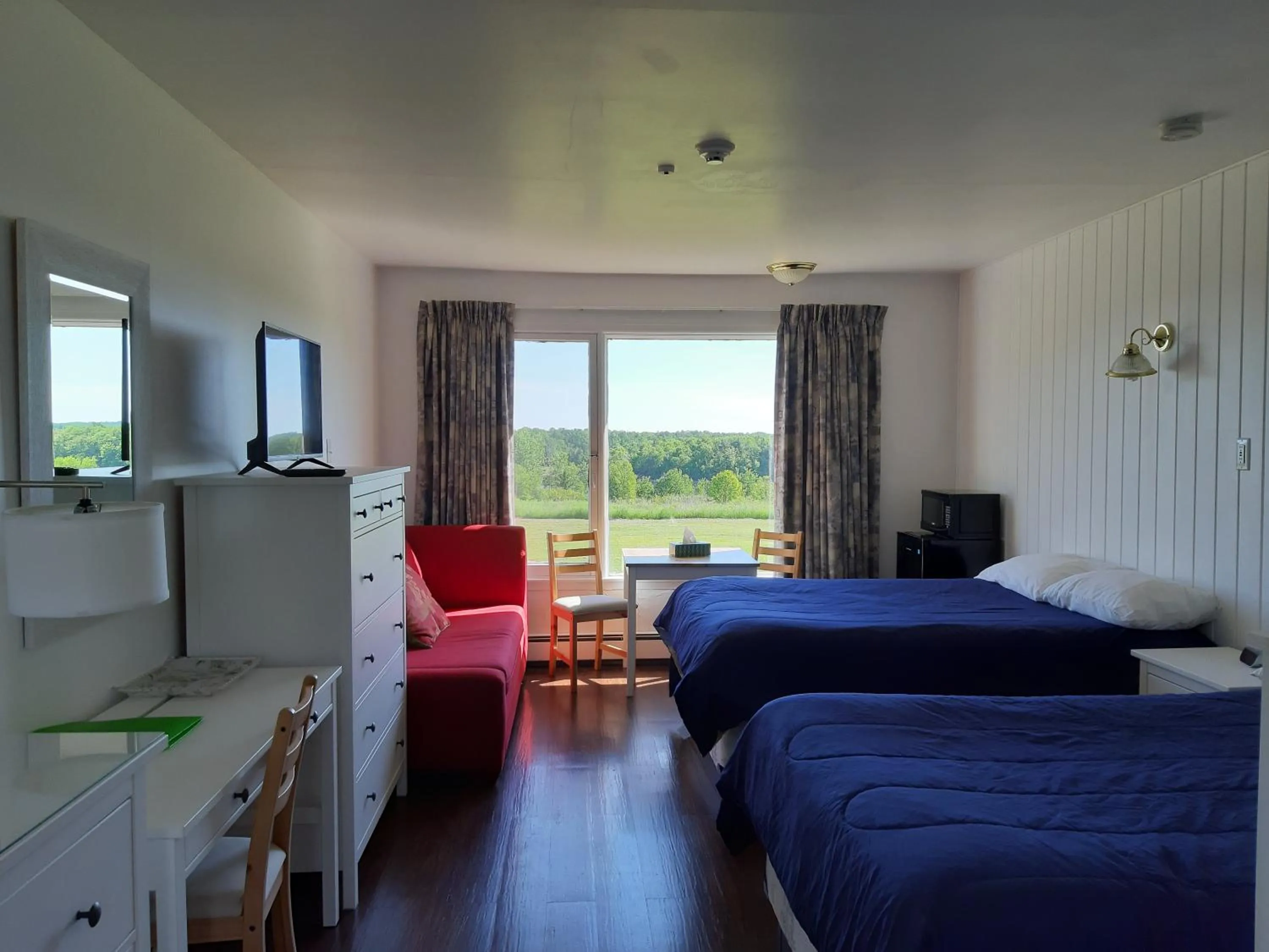 Bedroom in Balmoral Motel