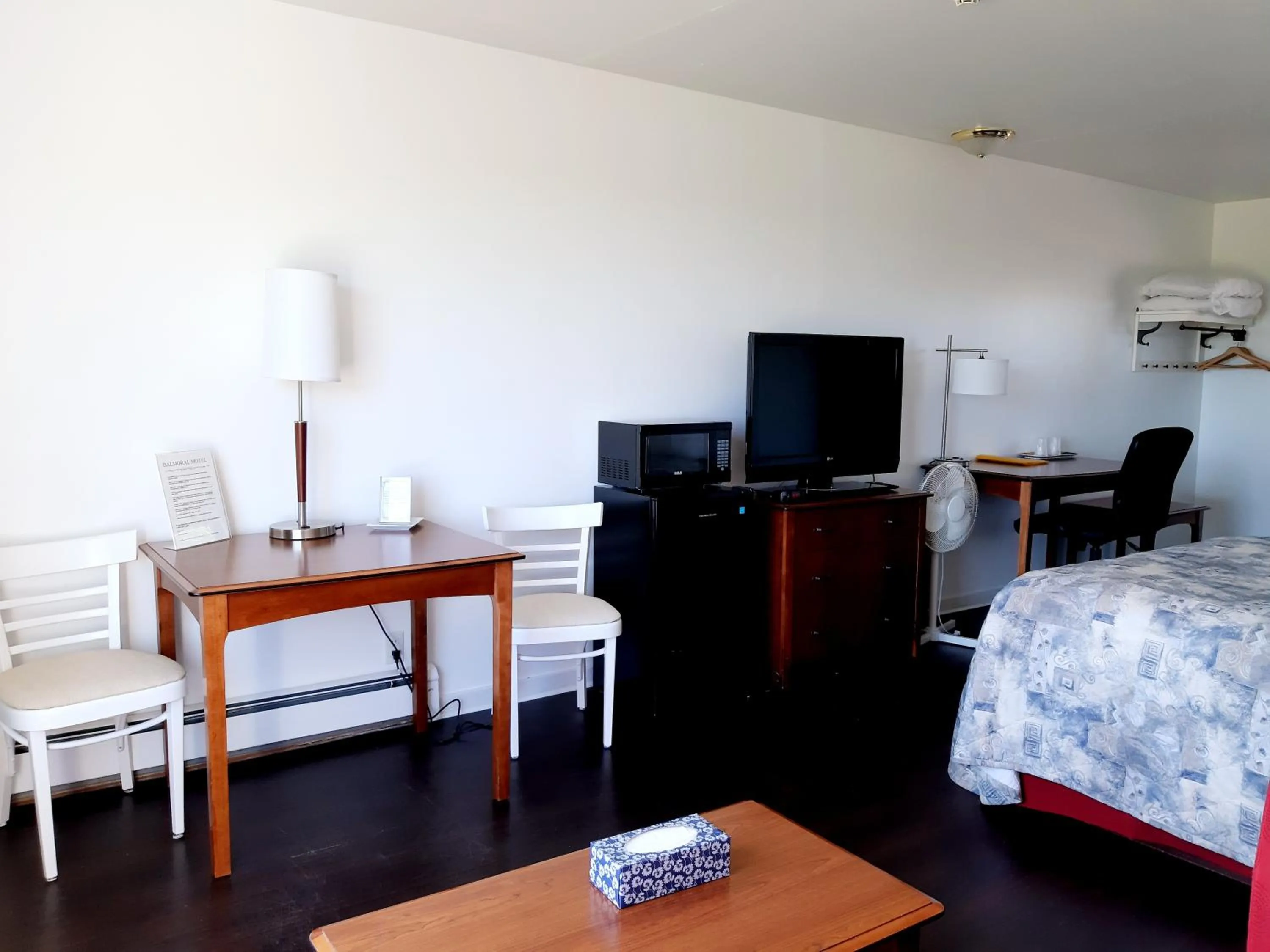 Bedroom in Balmoral Motel